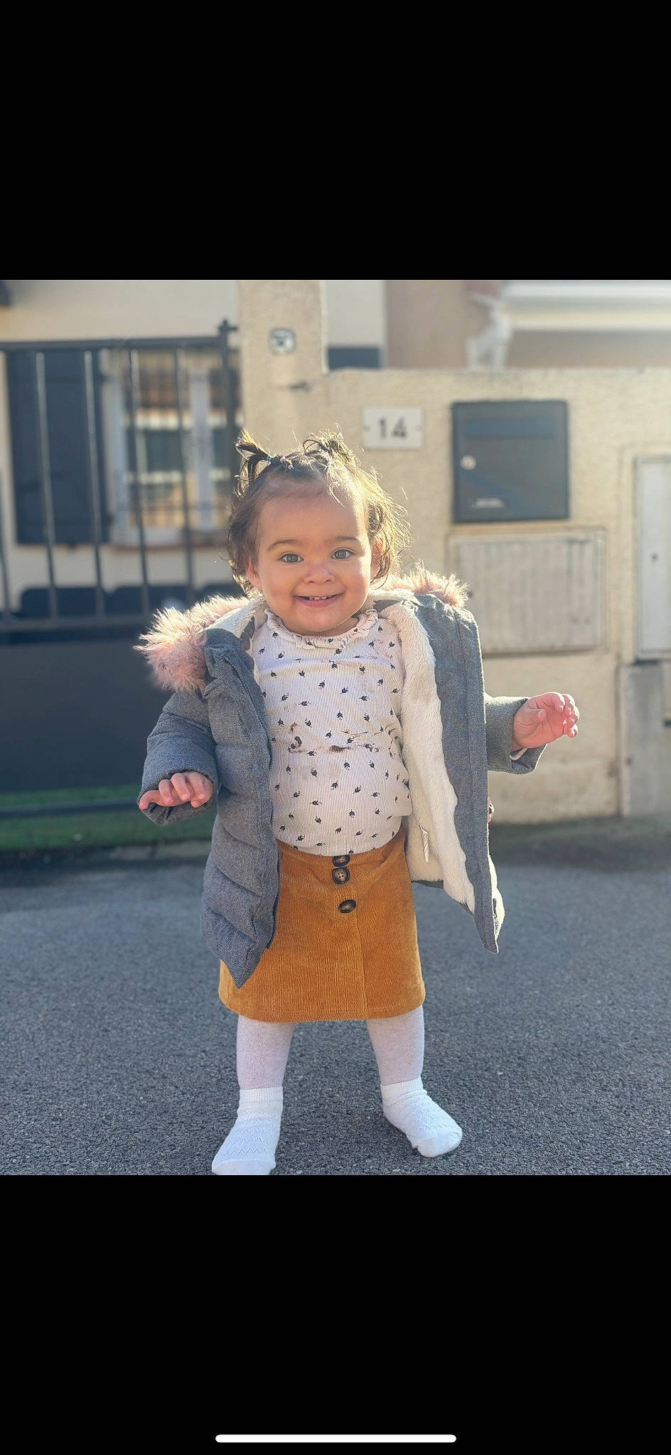 Kiarah participe au concours pour gagner de l'argent avec cette photo : blond, brown_hair, child, denim, electric_blue, eyewear, fashion_accessory, fun, fur, fur_clothing, gesture, grass, happy, human_leg, joy, pattern, person, sleeve, standing, toddler