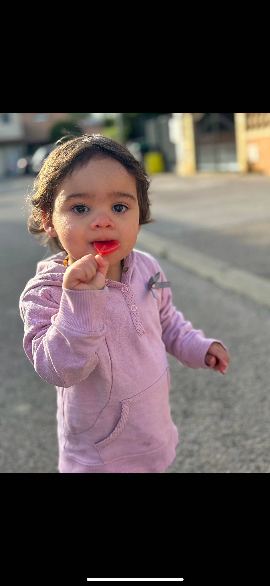 Kiarah a rejoint le concours — aidez-le/la à gagner de superbes lots ! baby_toddler_clothing, cheek, child, chin, face, flash_photography, fun, gesture, grass, hand, happy, head, iris, lip, magenta, nose, person, skin, sleeve, standing