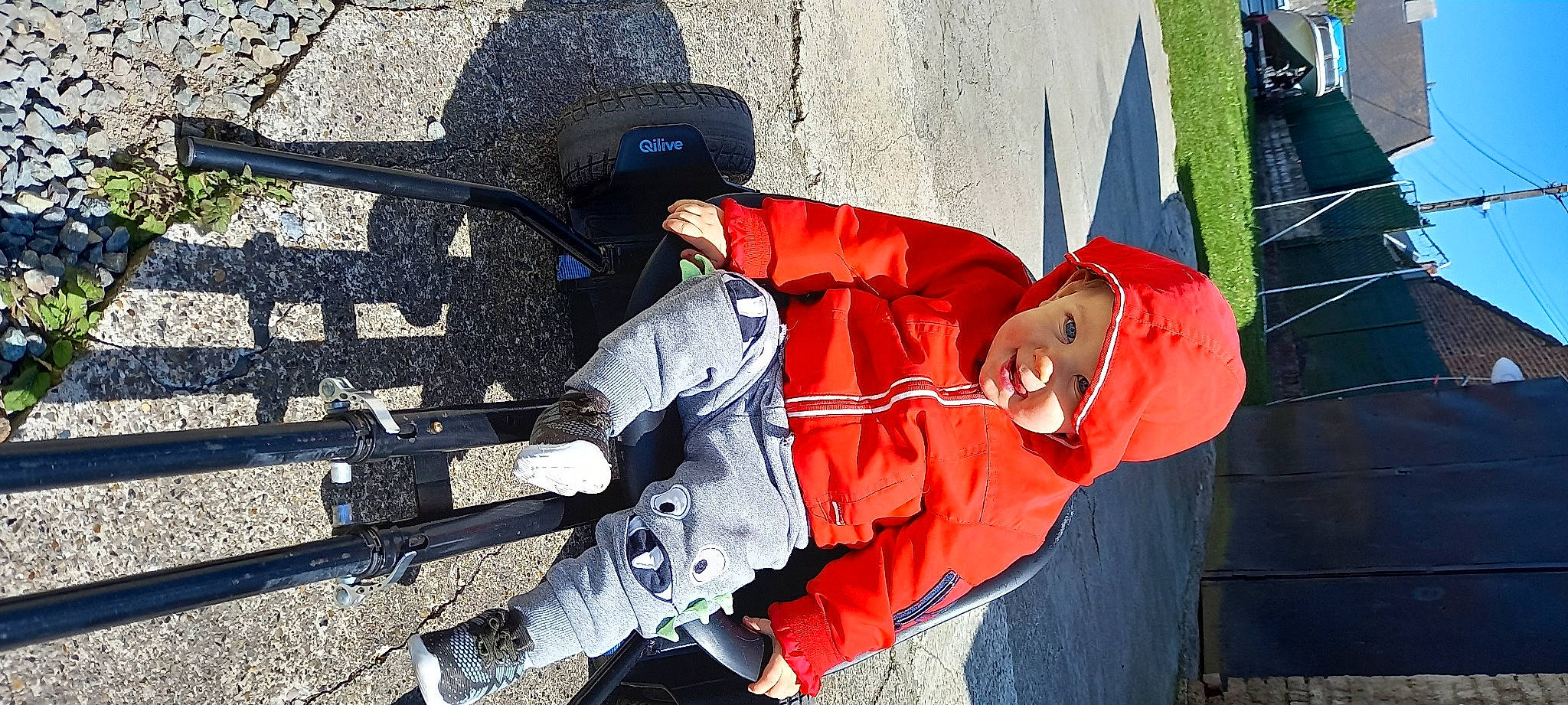 Louis a rejoint le concours — aidez-le/la à gagner de superbes lots ! adventure, art, asphalt, automotive_tire, carmine, concrete, costume, electric_blue, fictional_character, glove, hat, headgear, headwear, helmet, person, personal_protective_equipment, recreation, road_surface, sidewalk, street