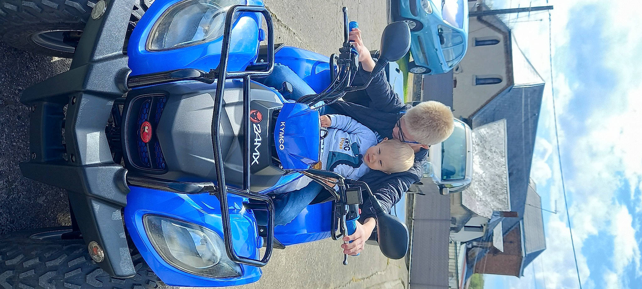 Louis a rejoint le concours — aidez-le/la à gagner de superbes lots ! auto_part, automotive_design, automotive_exterior, automotive_lighting, automotive_tire, automotive_wheel_system, blue, bumper, car, electric_blue, fender, headlamp, helmet, hood, motor_vehicle, person, rim, tire, vehicle, vehicle_door