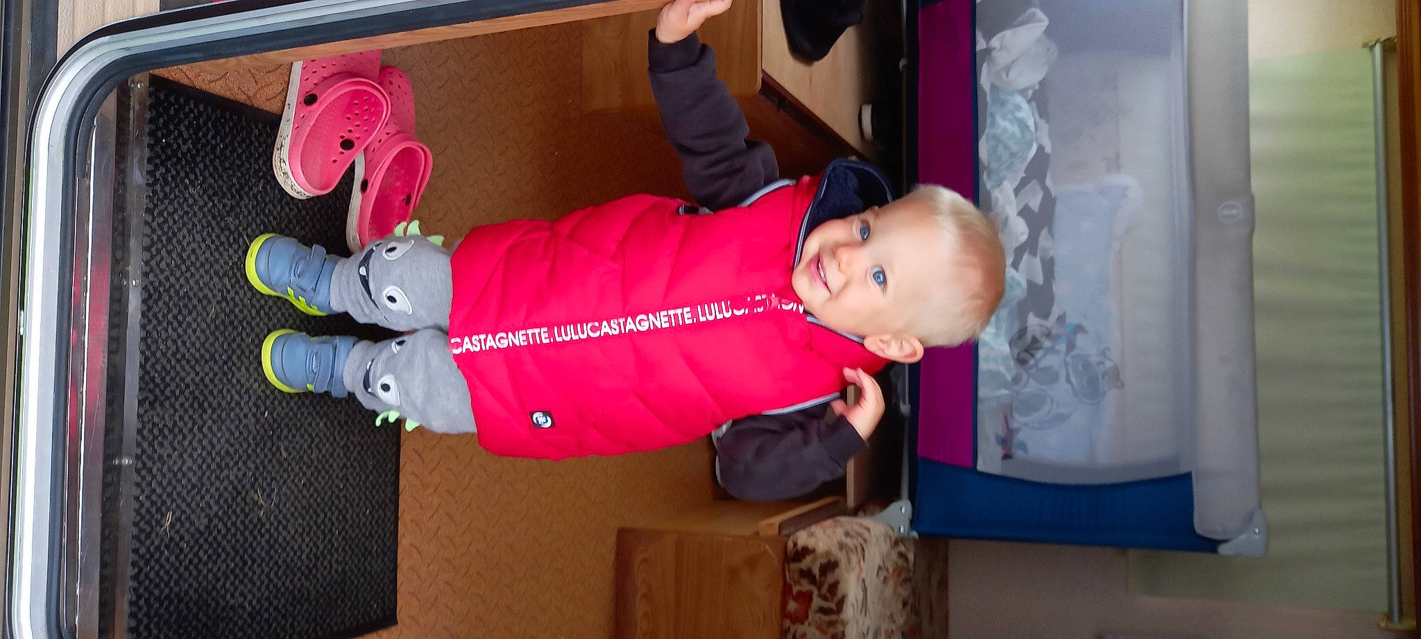 Louis participe au concours pour gagner de l'argent avec cette photo : baby, baby_products, baby_toddler_clothing, carmine, child, cleanliness, comfort, fun, hat, joy, magenta, person, pink, room, sitting, sleeve, smile, toddler, wood