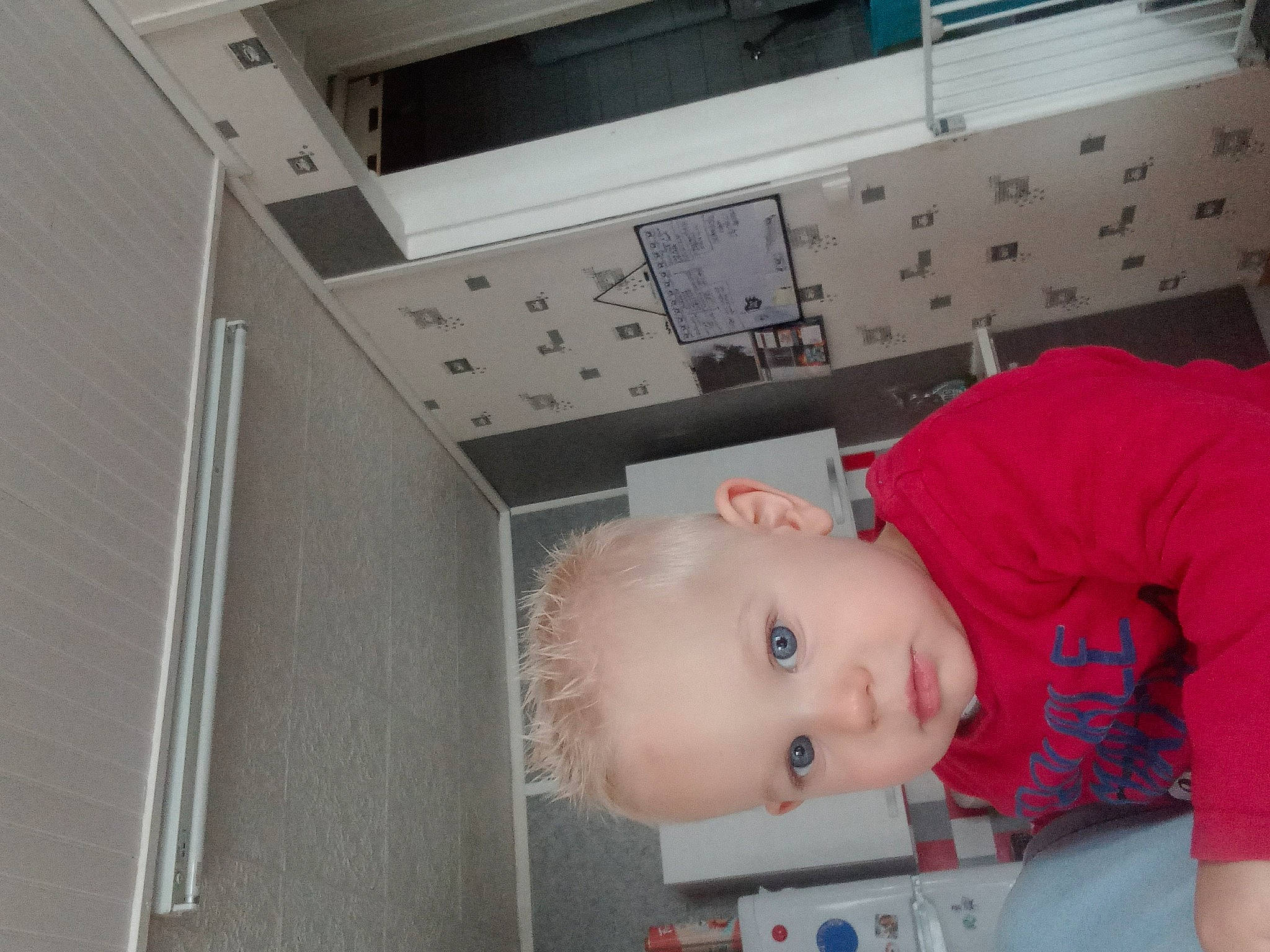 Louis a rejoint le concours — aidez-le/la à gagner de superbes lots ! baby, baby_toddler_clothing, ceiling, child, chin, flooring, fun, gas, machine, person, room, toddler, wood