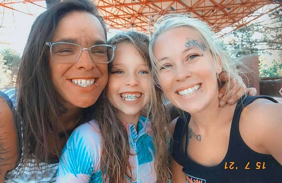 Envy is registered to the contest to win money with this photo: blond, child, event, eyewear, friendship, fun, glasses, grass, happy, iris, jewellery, joy, leisure, person, recreation, skin, sleeveless_shirt, smile, t_shirt, team