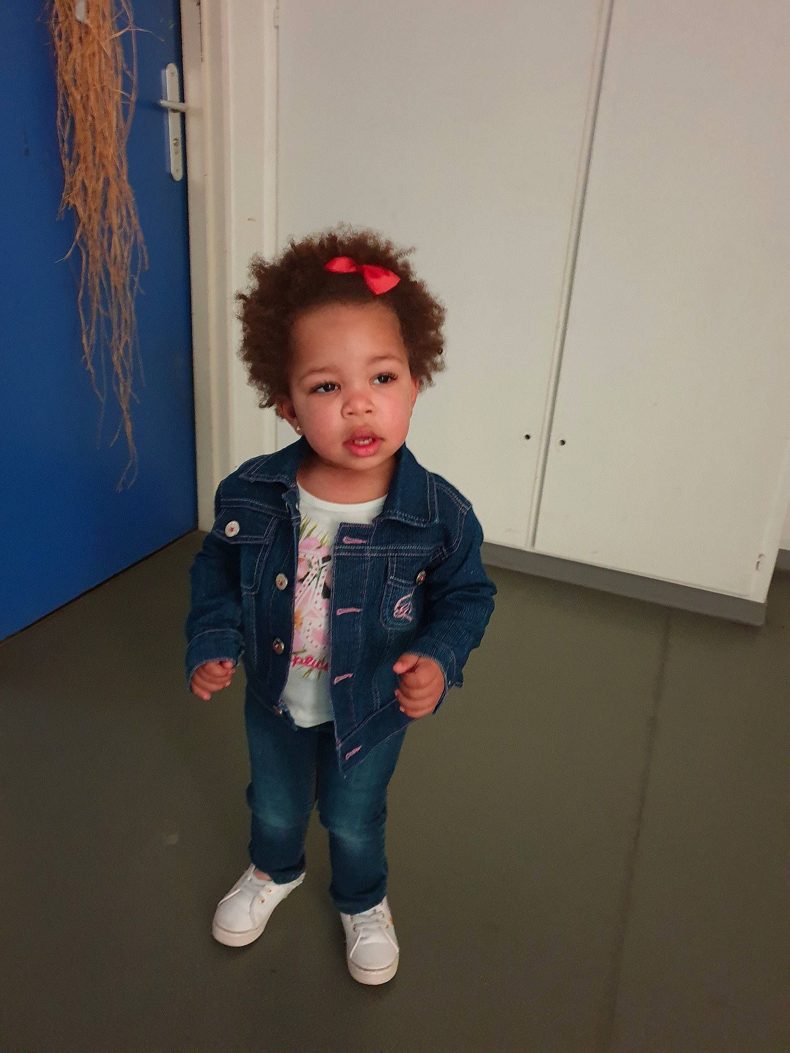Mayana a rejoint le concours — aidez-le/la à gagner de superbes lots ! child, denim, face, fun, hairstyle, head, jacket, jeans, outerwear, person, shoulder, smile, standing, toddler, vacation