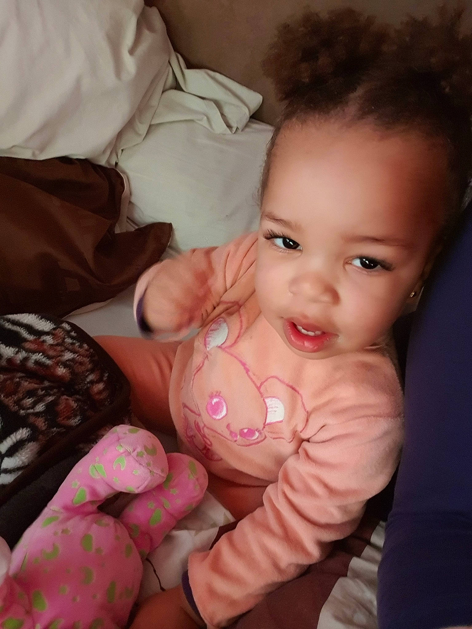 Mayana participe au concours pour gagner de l'argent avec cette photo : baby, black_hair, cheek, child, eye, face, finger, hand, iris, lip, mouth, nose, person, pink, skin, thumb, toddler