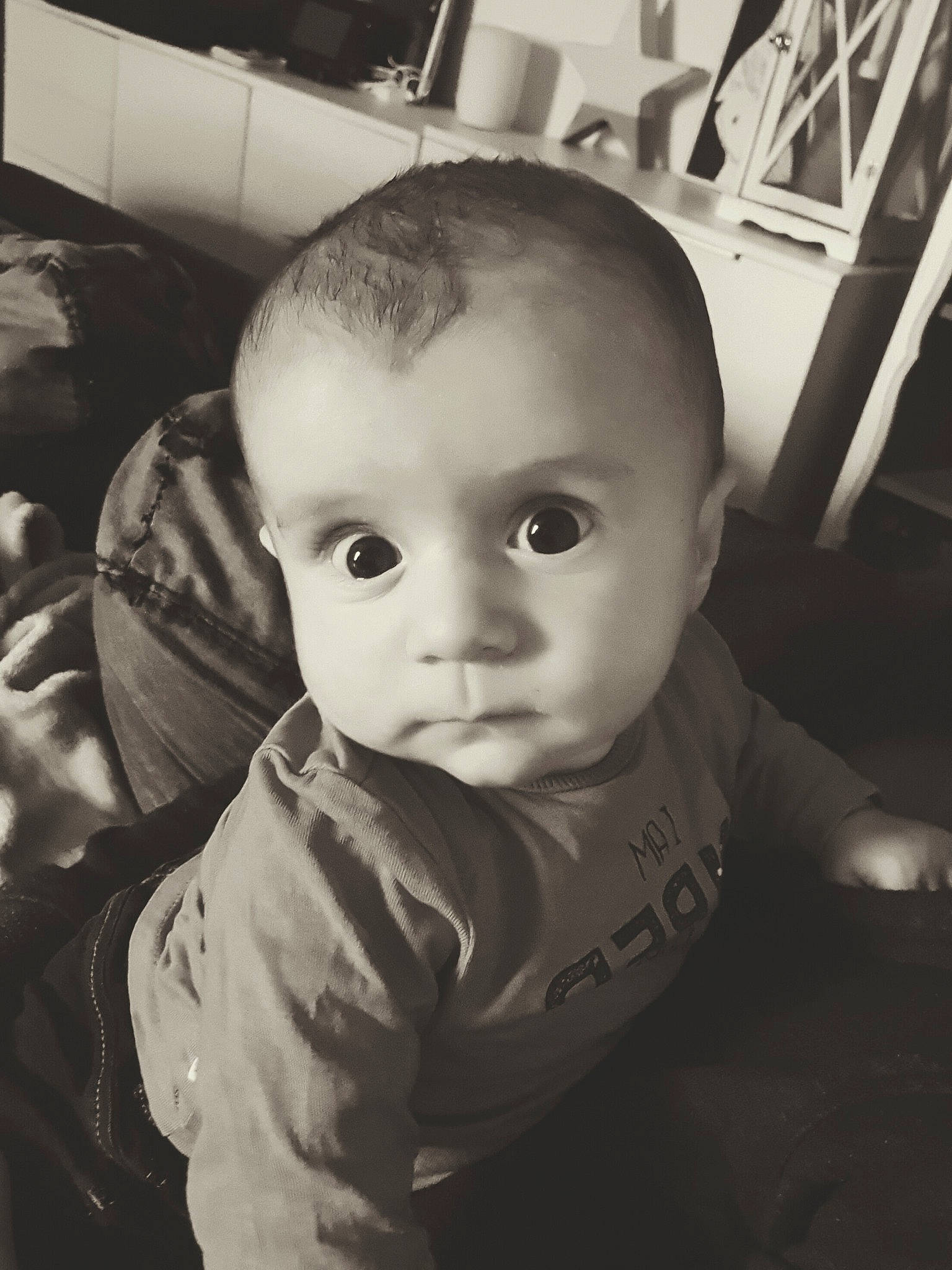 Tylio participe au concours pour gagner de l'argent avec cette photo : baby, baby_toddler_clothing, black_and_white, cheek, chin, comfort, cool, eye, eyebrow, hairstyle, happy, iris, monochrome, mouth, nose, person, skin, sleeve, style, toddler