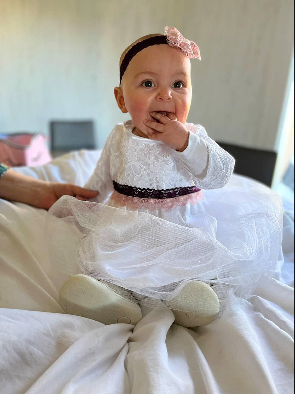 Ambre a rejoint le concours — aidez-le/la à gagner de superbes lots ! baby, baby_toddler_clothing, bridal_accessory, day_dress, dress, embellishment, flash_photography, gown, happy, headpiece, iris, neck, one_piece_garment, person, pink, shoulder, skin, sleeve, smile, textile