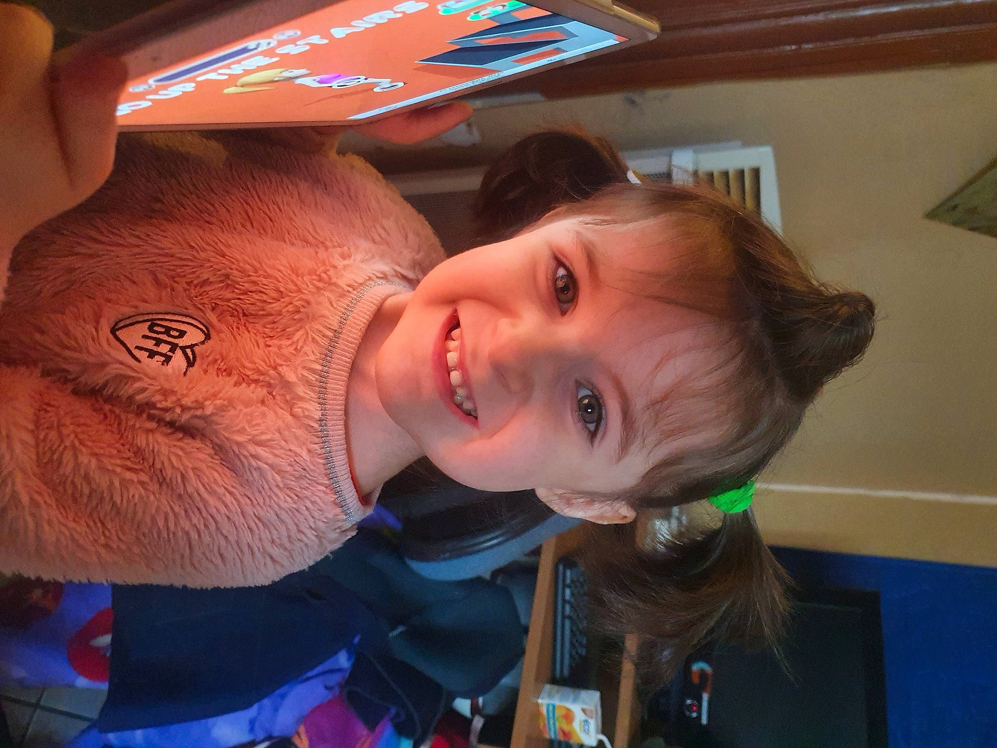 Eloise participe au concours pour gagner de l'argent avec cette photo : blond, brown_hair, cheek, chin, ear, eyebrow, eyelash, forehead, fun, gesture, happy, human_body, iris, jaw, joy, lip, mouth, nose, person, skin