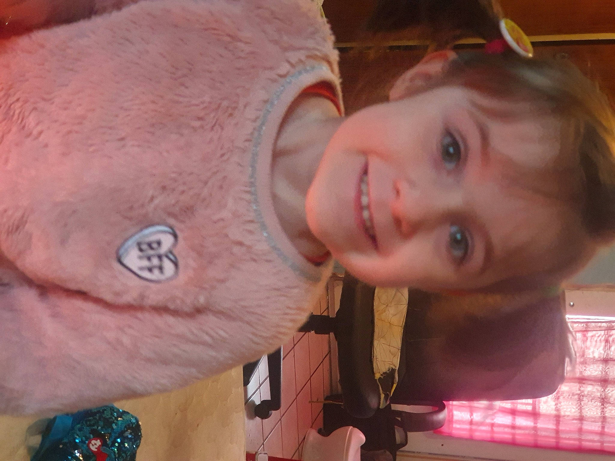 Eloise participe au concours pour gagner de l'argent avec cette photo : cheek, eyebrow, eyelash, finger, fun, hand, happy, human_body, iris, jaw, joy, leisure, lip, mammal, mouth, nose, person, pink, skin, smile