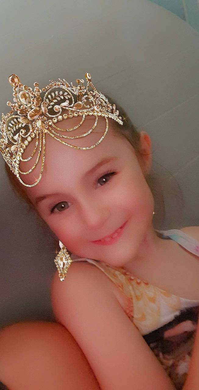 Eloise a rejoint le concours — aidez-le/la à gagner de superbes lots ! chin, dress, eye, eyebrow, eyelash, flash_photography, forehead, hair, happy, head, headgear, headpiece, headwear, human_body, joy, lip, makeover, neck, person, pink