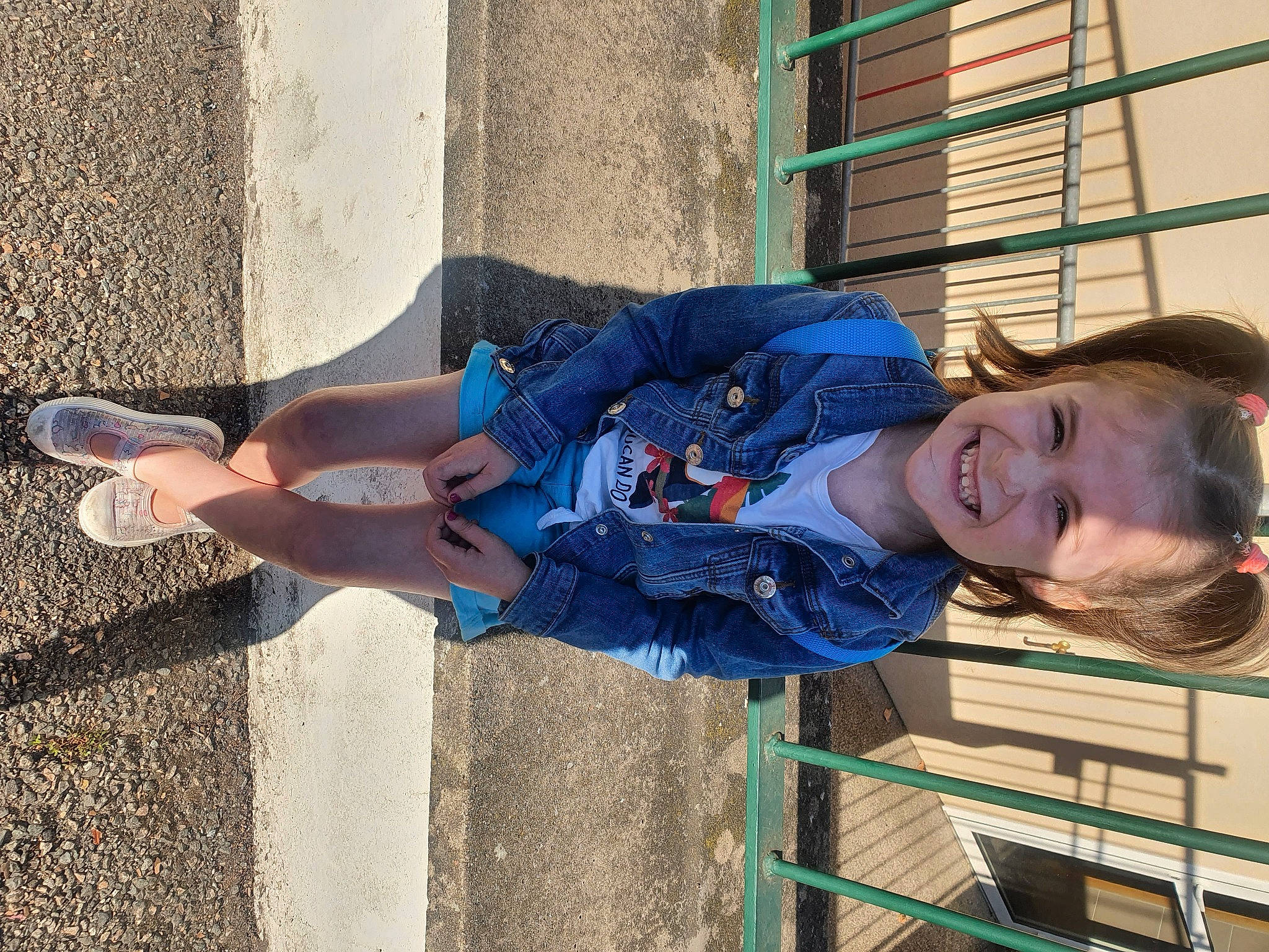 Eloise participe au concours pour gagner de l'argent avec cette photo : azure, child, concrete, denim, electric_blue, foot, fun, happy, human_leg, joy, leisure, pattern, person, sitting, smile, thigh, toddler, vacation