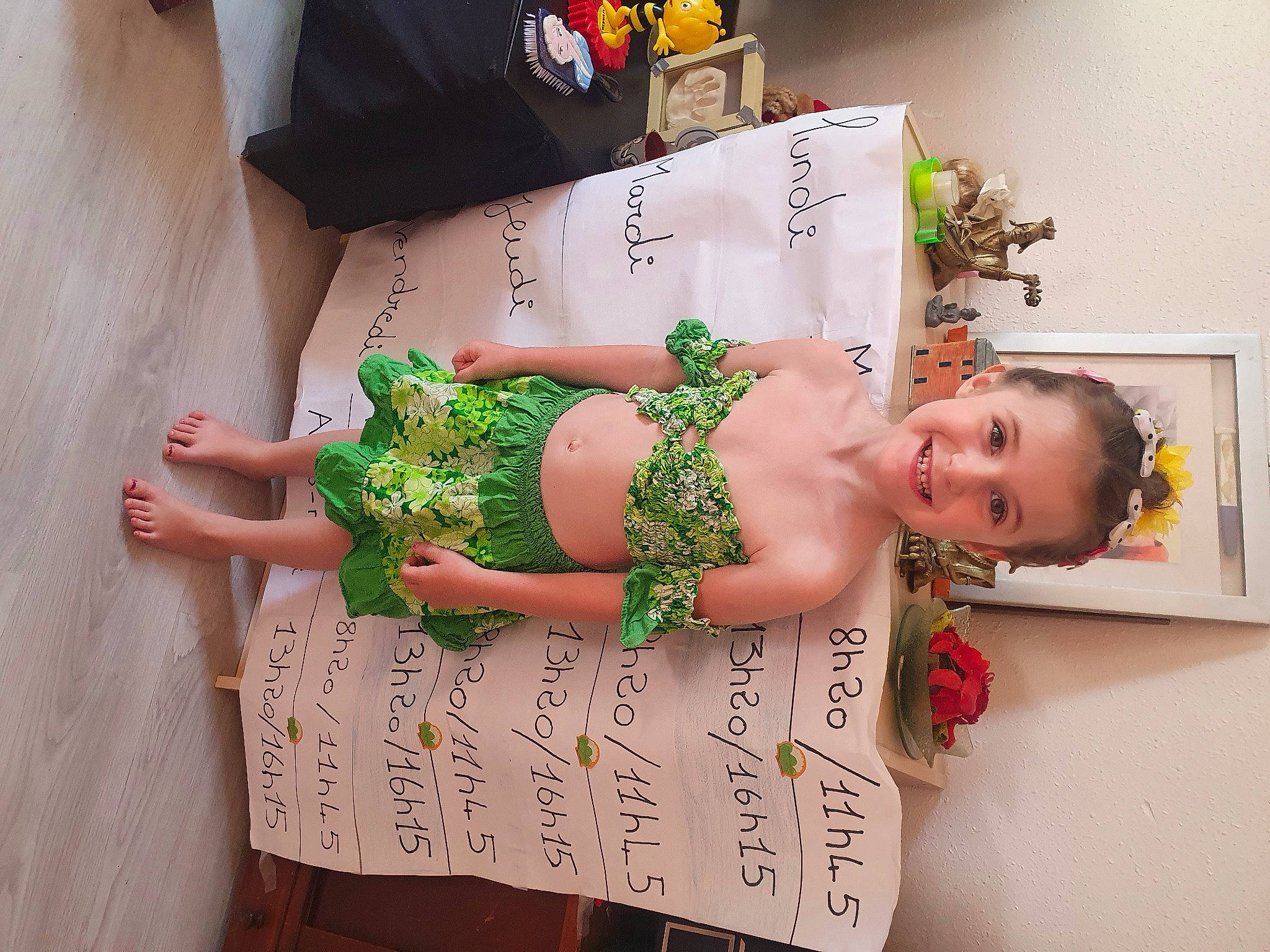 Eloise a rejoint le concours — aidez-le/la à gagner de superbes lots ! abdomen, baby, baby_toddler_clothing, child, event, facial_expression, fashion_accessory, fashion_design, happy, headpiece, human_leg, jewellery, joy, pattern, peach, person, room, skin, smile, thigh