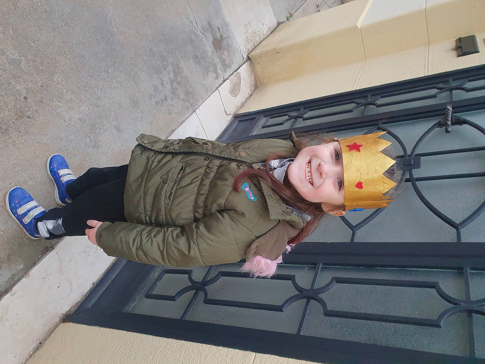 Eloïse participe au concours pour gagner de l'argent avec cette photo : child, comfort, concrete, flooring, headwear, jacket, joy, leisure, person, road_surface, sidewalk, sitting, smile, toddler, walking_shoe