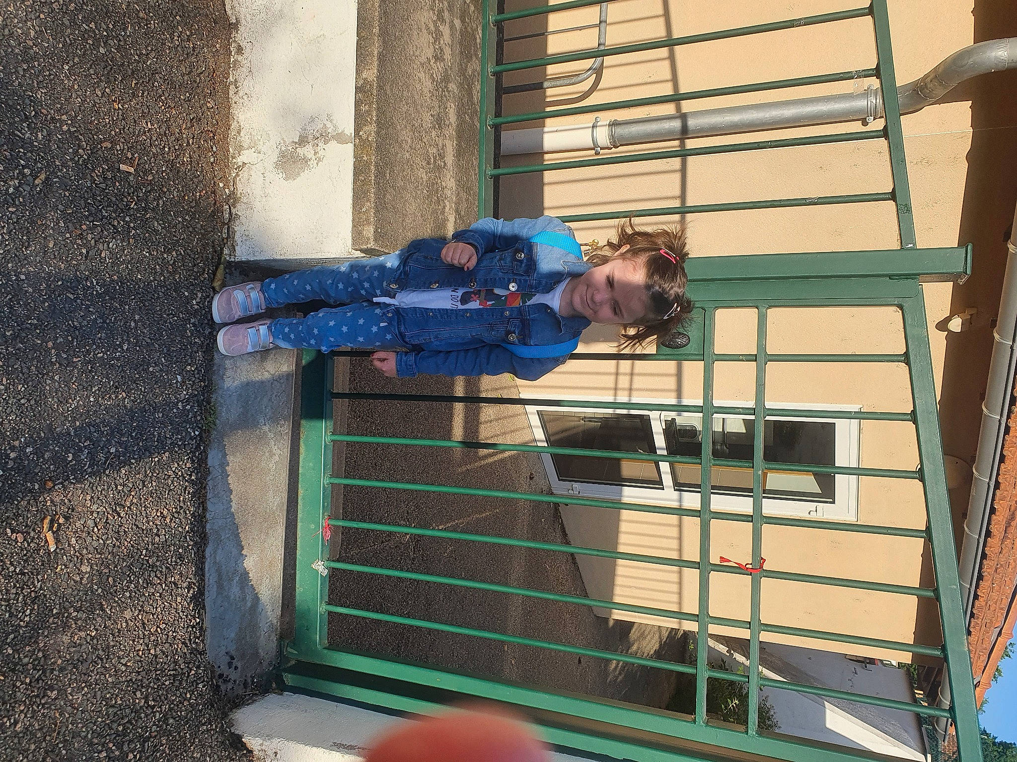 Eloïse a rejoint le concours — aidez-le/la à gagner de superbes lots ! azure, composite_material, electric_blue, facade, joy, metal, person, wood