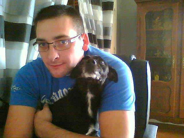 Boucky a rejoint le concours — aidez-le/la à gagner de superbes lots ! arm, black_hair, ear, eyewear, fun, glasses, hair, hairstyle, long_hair, person, shoulder, smile