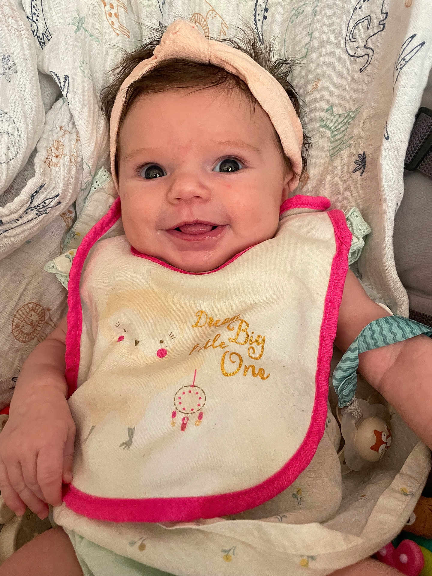 Anna participe au concours pour gagner de l'argent avec cette photo : baby, infant, smiling, headband, bib, toy, blanket, cute, happy, child, portrait, indoors, clothing, face, hands, expression, young, sitting, comfort, playtime
