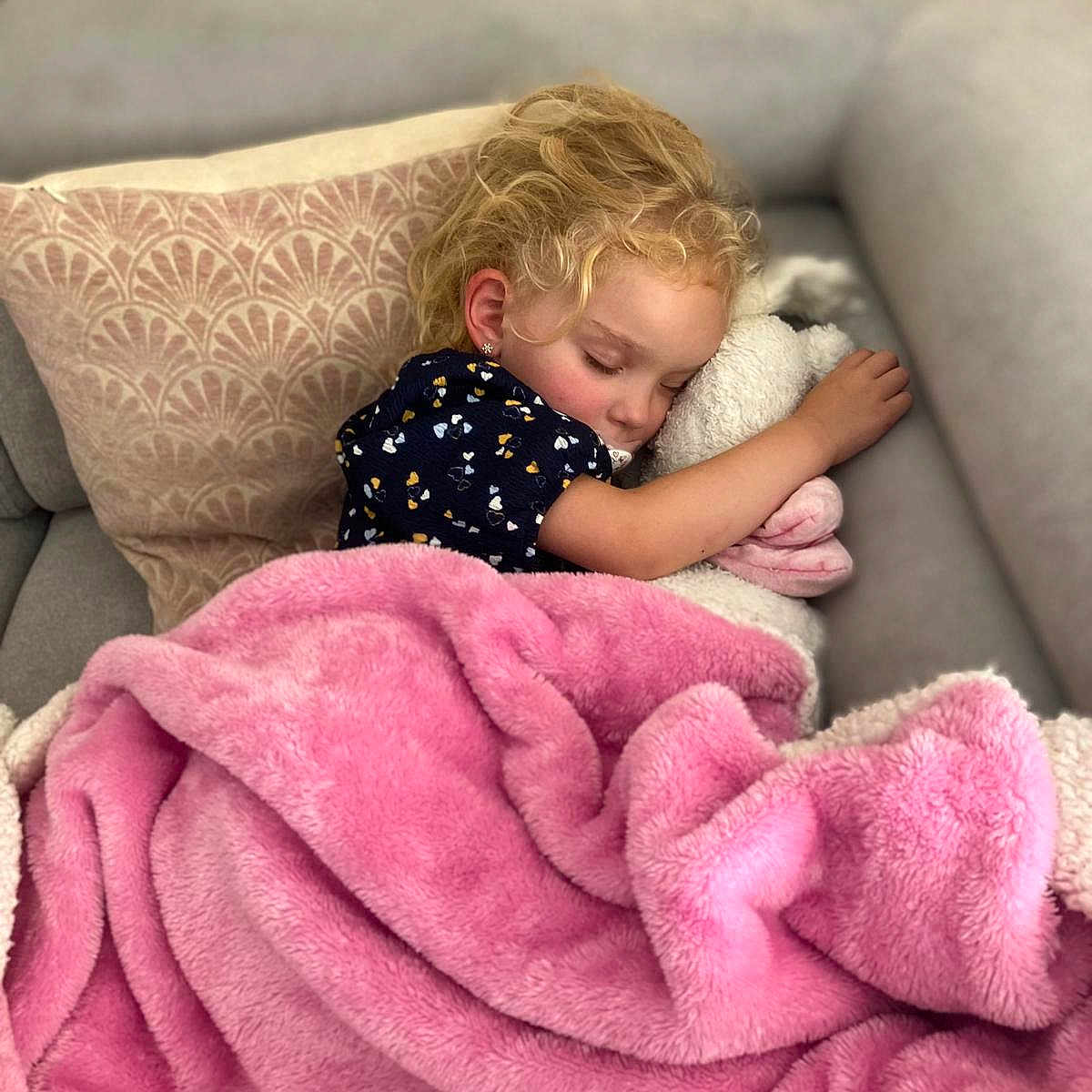 Agathe a rejoint le concours — aidez-le/la à gagner de superbes lots ! baby, blanket, cushion, homedecor, person, quilt, sleeping