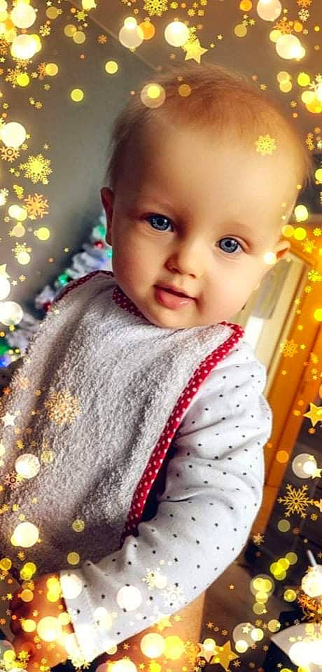 Ayden a rejoint le concours — aidez-le/la à gagner de superbes lots ! baby, baby_toddler_clothing, cheek, christmas_ornament, dress, eye, face, facial_expression, happy, head, iris, leaf, light, lip, outerwear, person, photograph, skin, sleeve, standing