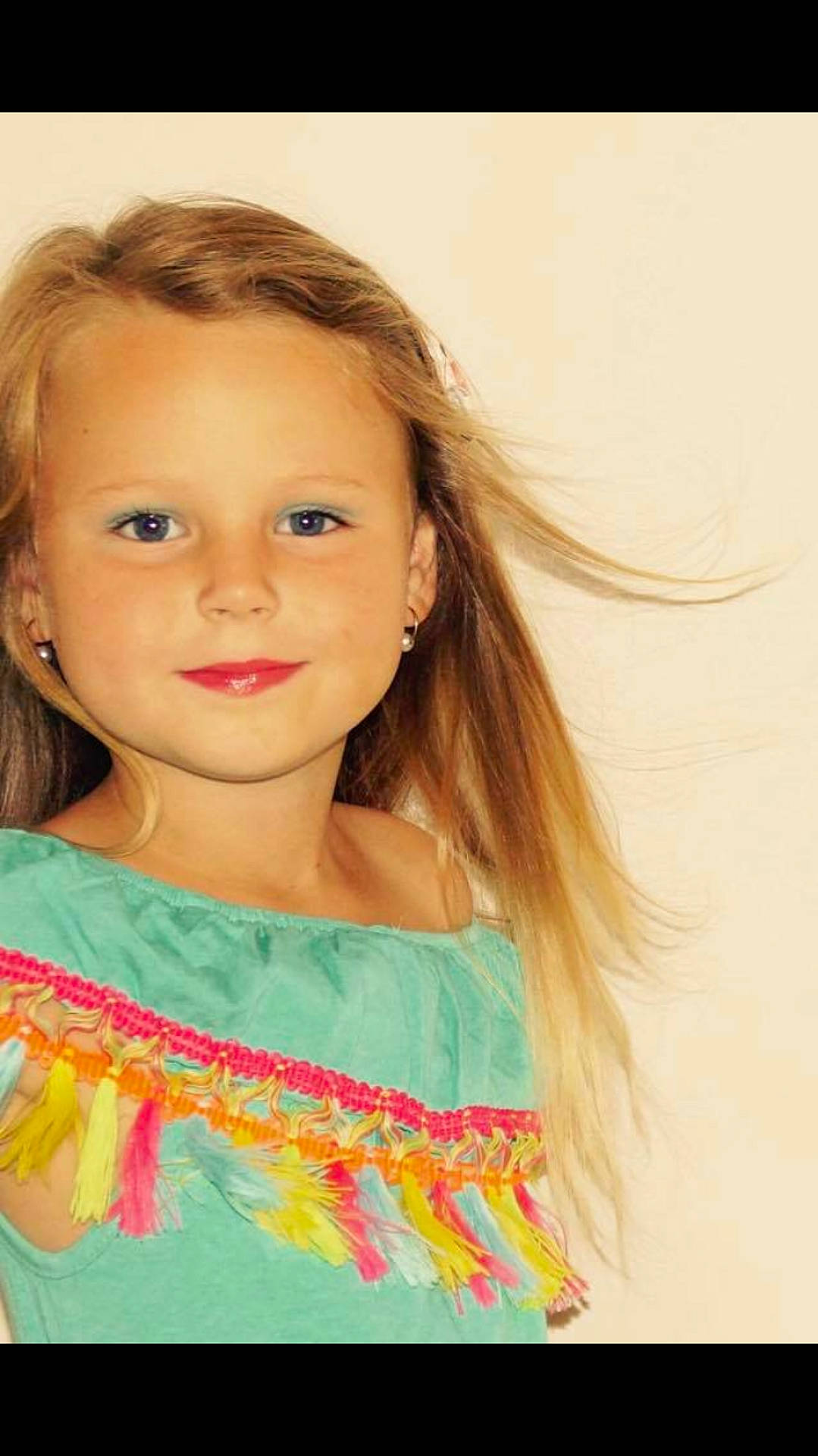 Djelys participe au concours pour gagner de l'argent avec cette photo : beauty, blond, brown_hair, cheek, child, child_model, face, forehead, girl, hair, hair_coloring, hairstyle, head, human_hair_color, iris, lip, long_hair, person, portrait, smile