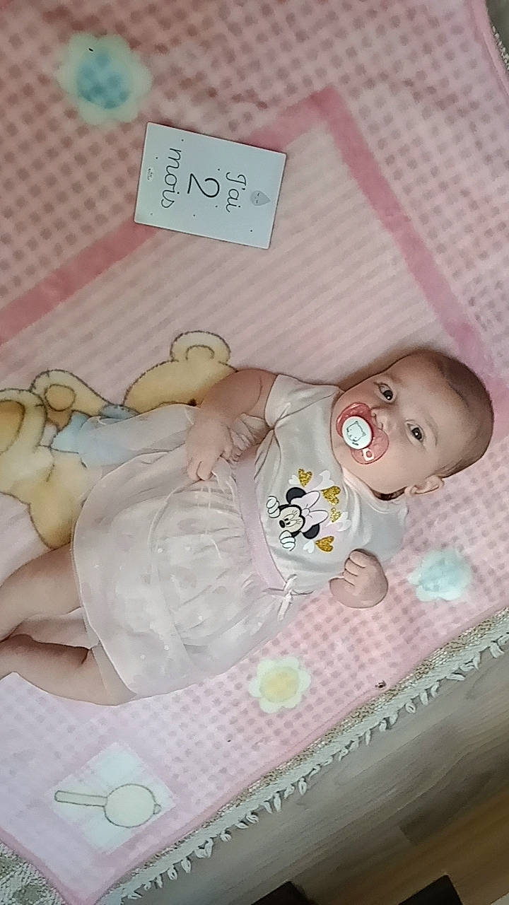 Maïzy a rejoint le concours — aidez-le/la à gagner de superbes lots ! baby, baby_products, baby_toddler_clothing, baby_toys, bed, bedding, child, doll, eyelash, handwriting, infant_bed, linens, peach, person, pink, product, room, stuffed_toy, sweetness, textile