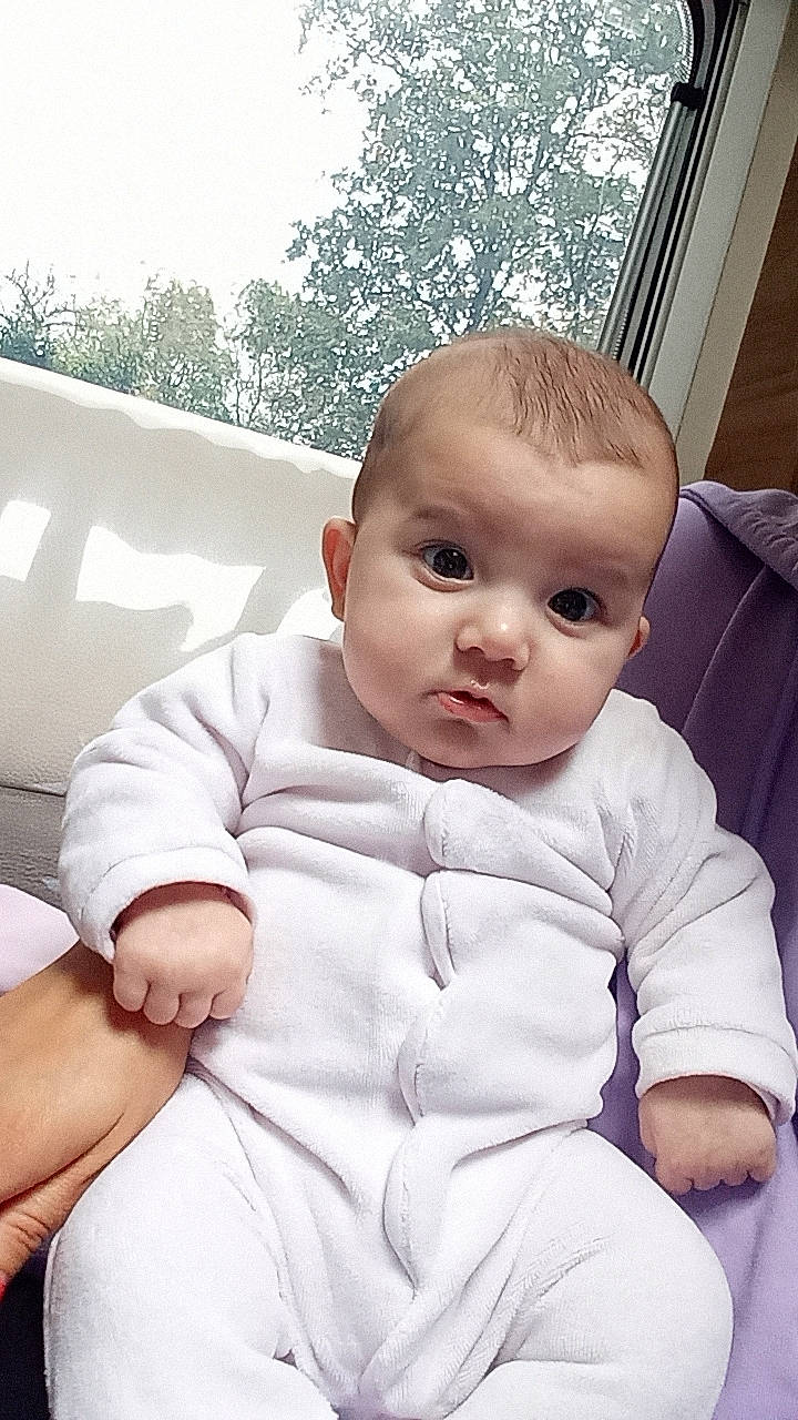 Maïzy participe au concours pour gagner de l'argent avec cette photo : baby, baby_toddler_clothing, cheek, child, comfort, elbow, eyelash, finger, fun, happy, head, iris, person, sitting, skin, sky, sleeve, t_shirt, toddler, tree