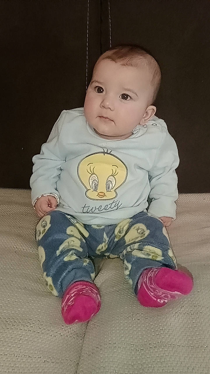 Maïzy a rejoint le concours — aidez-le/la à gagner de superbes lots ! arm, baby, baby_products, baby_toddler_clothing, baby_toys, cheek, child, eye, flooring, happy, head, nose, pattern, person, pink, play, sitting, skin, sleeve, t_shirt