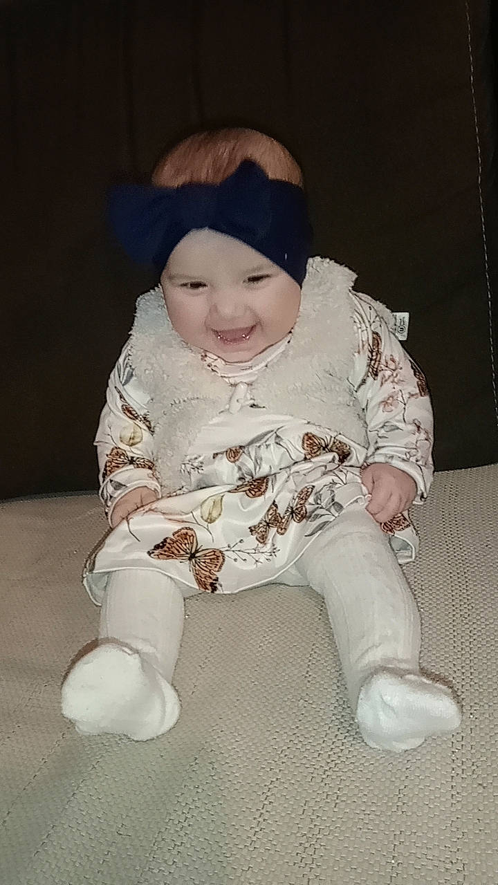 Maïzy participe au concours pour gagner de l'argent avec cette photo : arm, baby, baby_products, baby_toddler_clothing, beanie, cap, cheek, comfort, costume, eye, fashion_accessory, flash_photography, fur, happy, headwear, human_body, joy, person, portrait_photography, sitting