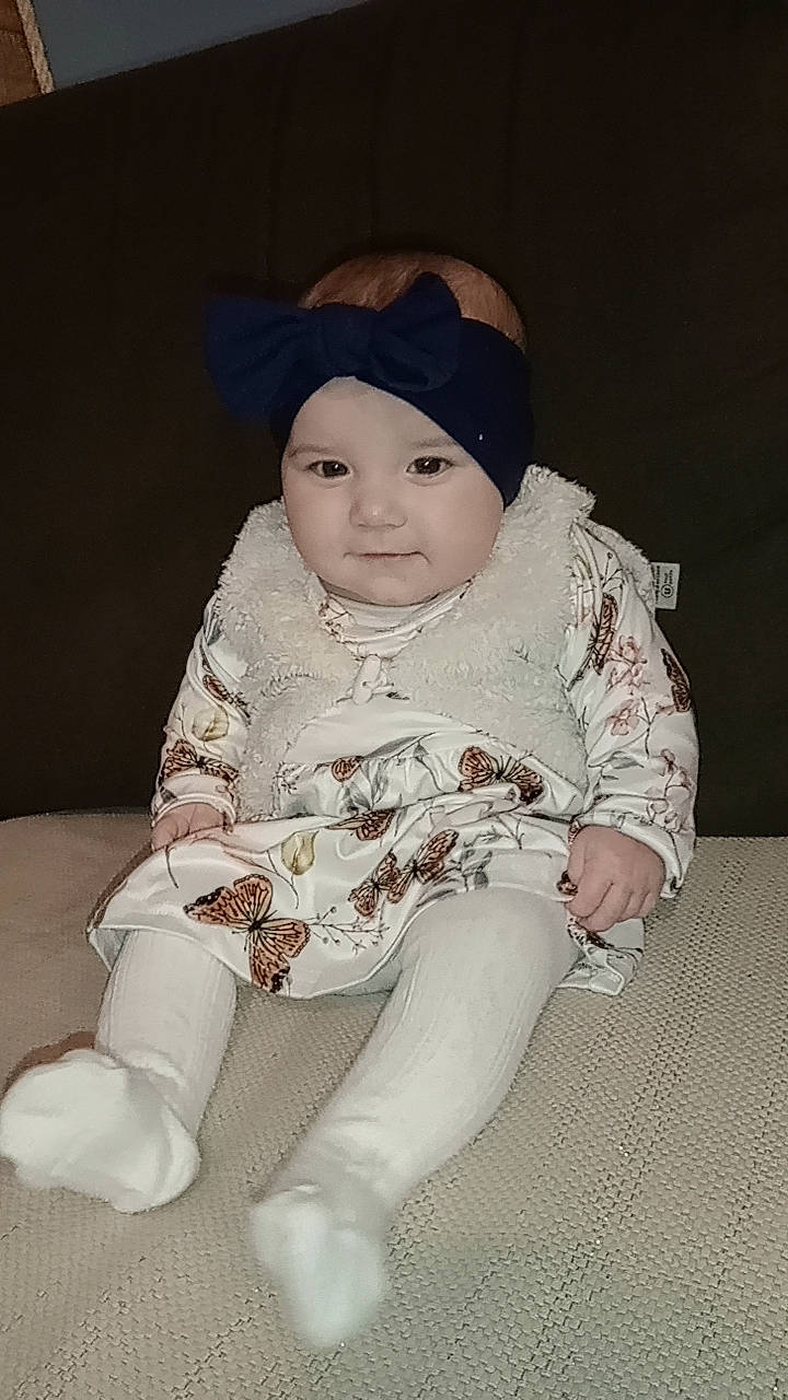 Maïzy participe au concours pour gagner de l'argent avec cette photo : baby, baby_products, baby_toddler_clothing, beanie, cap, cheek, costume, eye, eyebrow, face, fashion_accessory, fur, headwear, human_body, lip, outerwear, pattern, person, sitting, sleeve