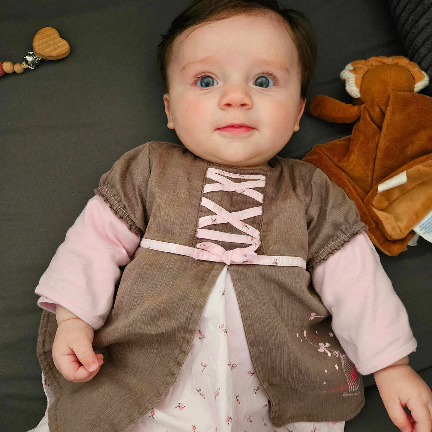 Alma participe au concours pour gagner de l'argent avec cette photo : baby, bodypart, clothing, coat, couch, dress, face, finger, formalwear, furniture, hand, head, homedecor, jacket, longsleeve, pants, person, photography, portrait, sleeve