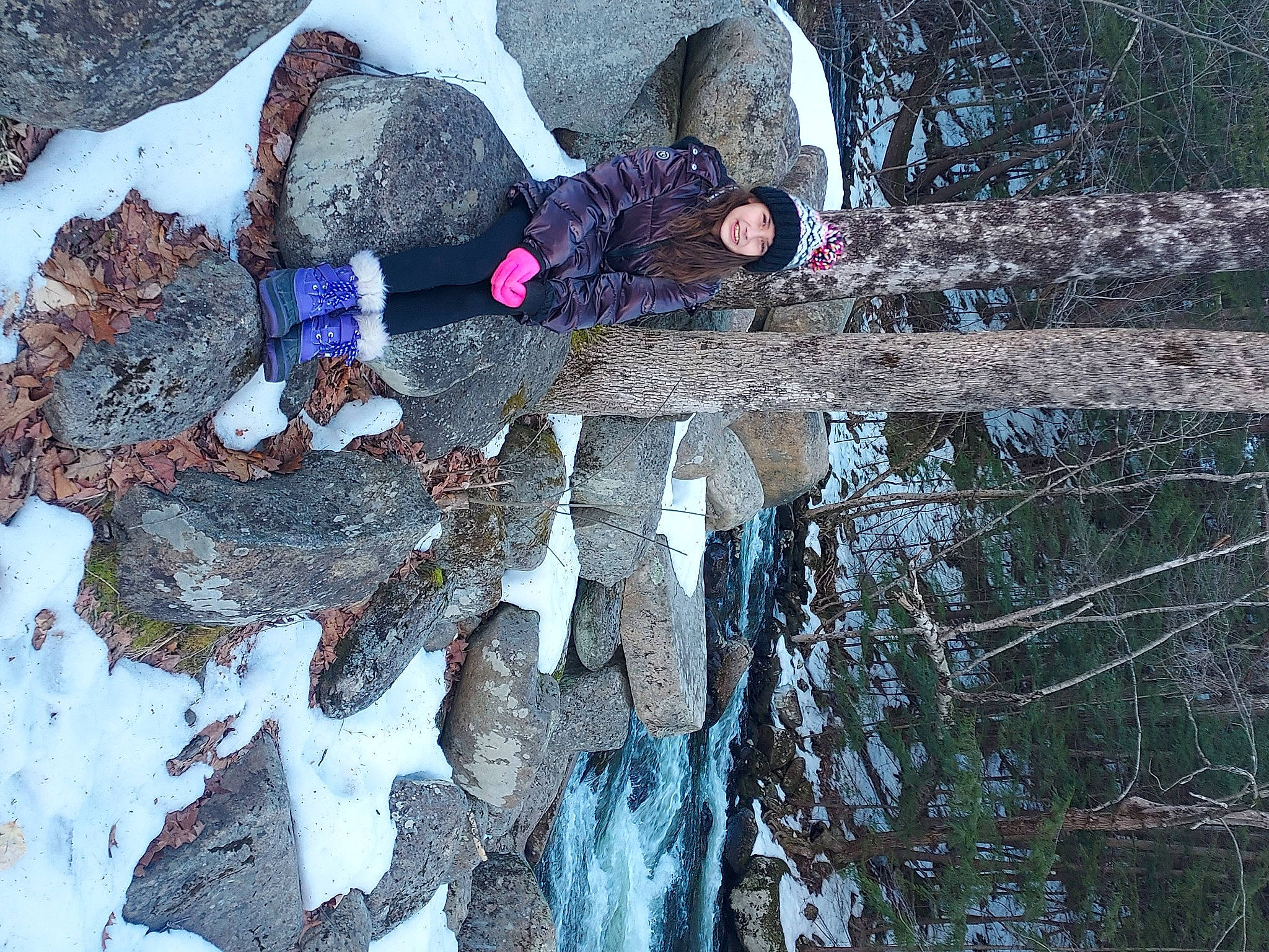 Juliana is registered to the contest to win money with this photo: adventure, freezing, frost, headwear, ice, ice_cap, joy, person, plant, recreation, rock, slope, snow, tree, trunk, twig, water, winter, wood
