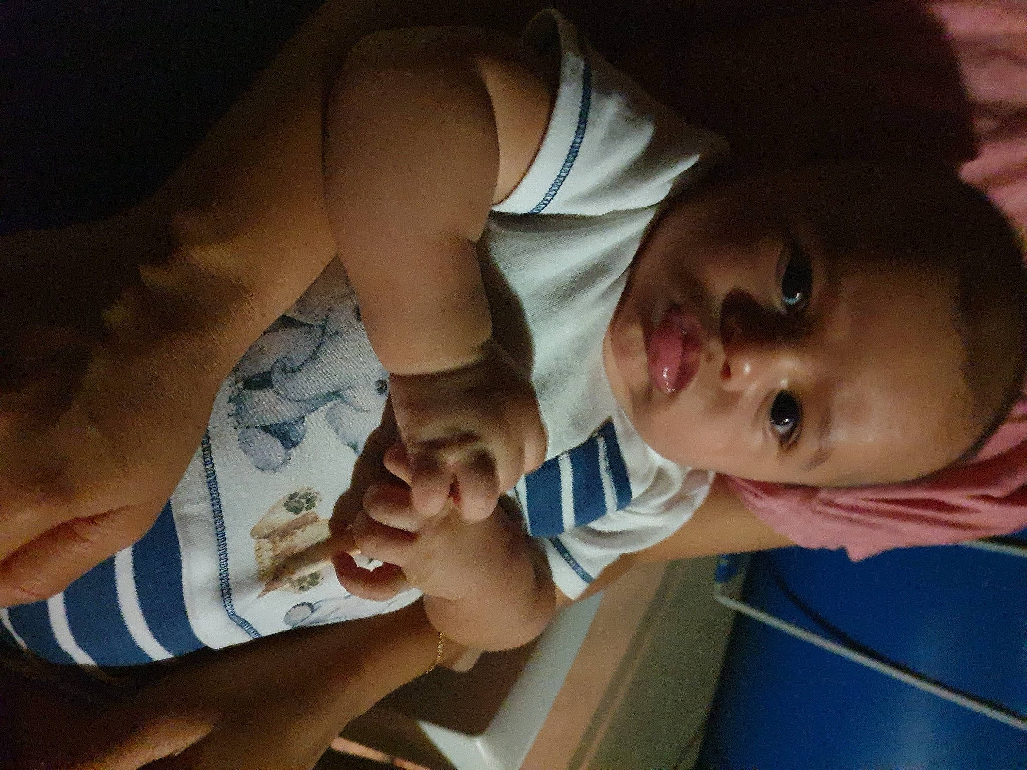 Victor participe au concours pour gagner de l'argent avec cette photo : baby, cheek, child, comfort, elbow, eyebrow, facial_expression, finger, fun, gesture, hairstyle, happy, joint, mouth, neck, nose, person, skin, thigh, toddler