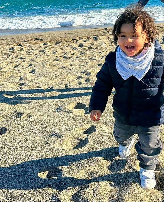 Victor participe au concours pour gagner de l'argent avec cette photo : beach, child, electric_blue, fun, happy, horizon, joy, landscape, leisure, ocean, people_in_nature, people_on_beach, person, rock, sand, sitting, smile, soil, toddler, water