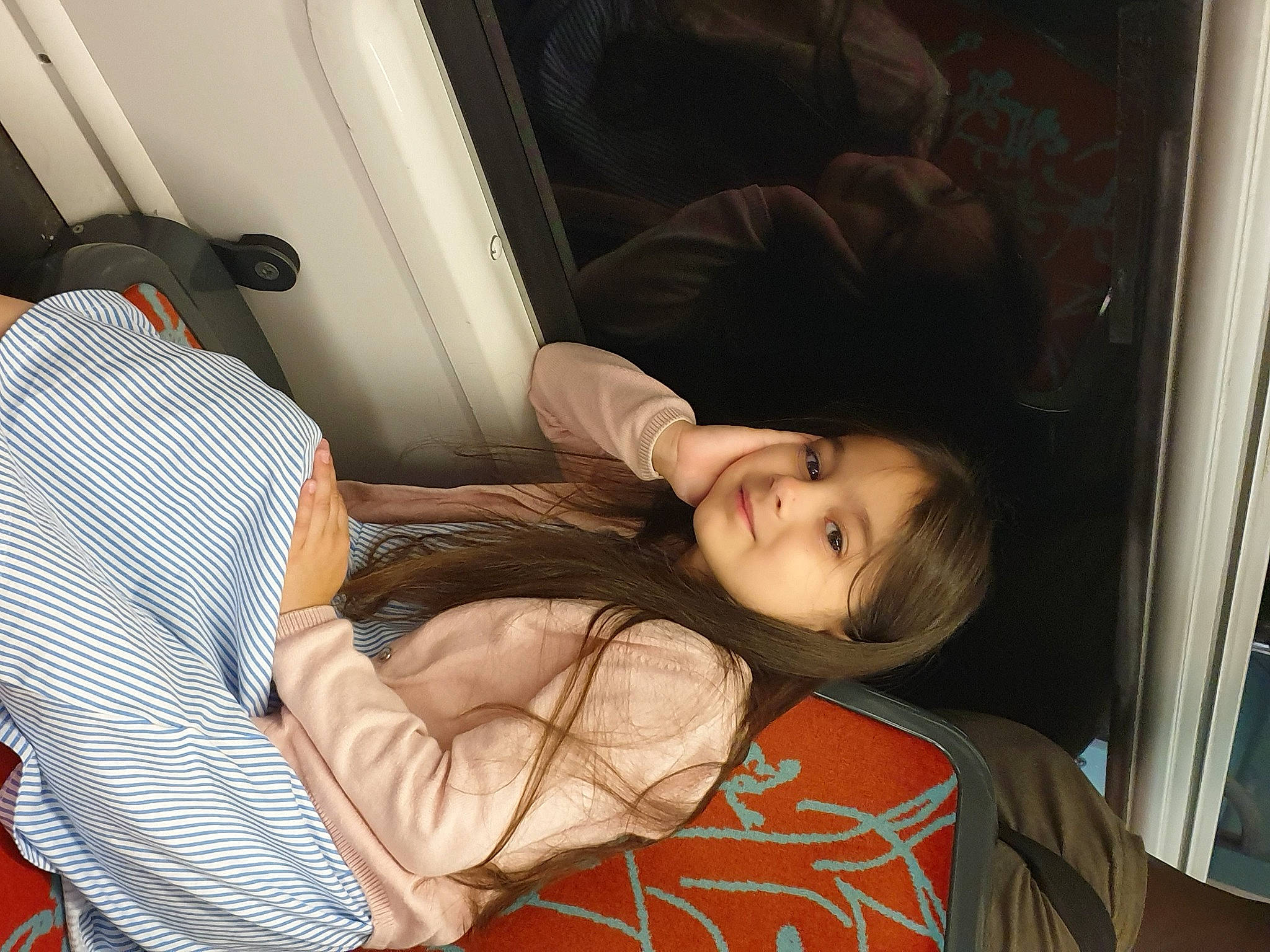 Sabrina a rejoint le concours — aidez-le/la à gagner de superbes lots ! black_hair, brown_hair, car_seat, child, comfort, elbow, eyelash, fun, gesture, happy, human_leg, joy, long_hair, mouth, person, shoulder, sitting, smile, thigh, tree