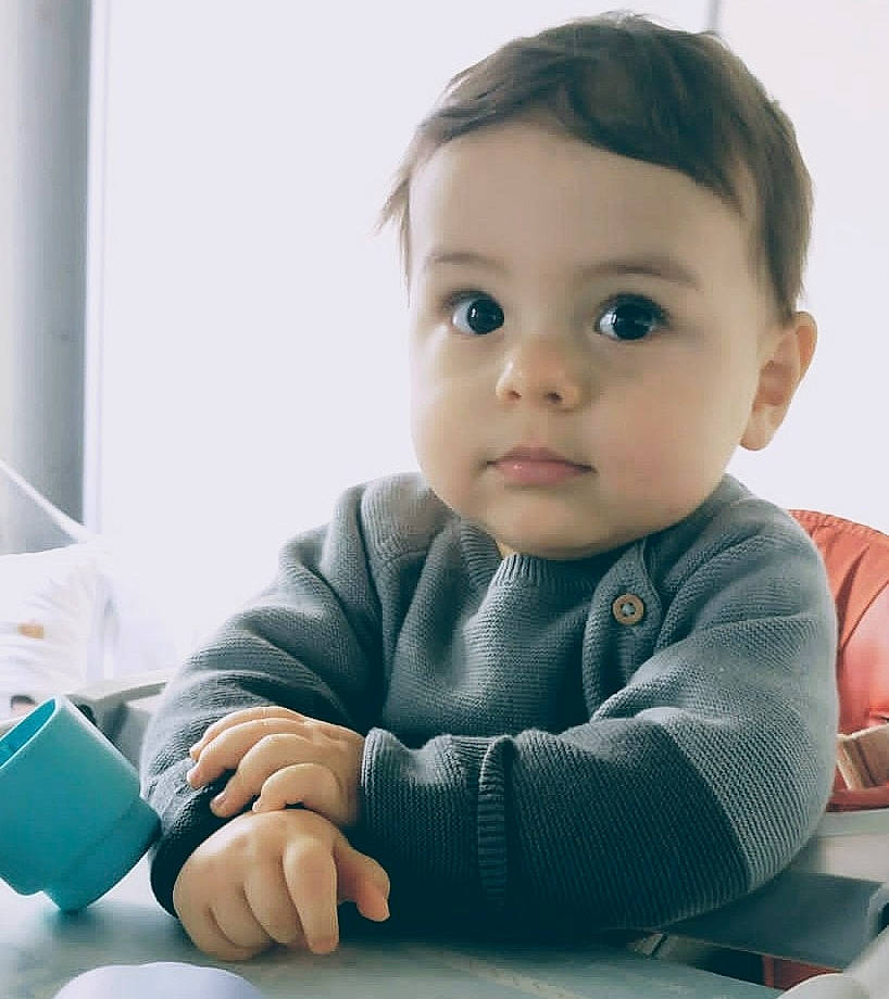 Camille a rejoint le concours — aidez-le/la à gagner de superbes lots ! arm, baby, baby_toddler_clothing, cheek, child, chin, comfort, finger, fun, hand, happy, iris, person, portrait_photography, room, sitting, skin, sleeve, t_shirt, thumb