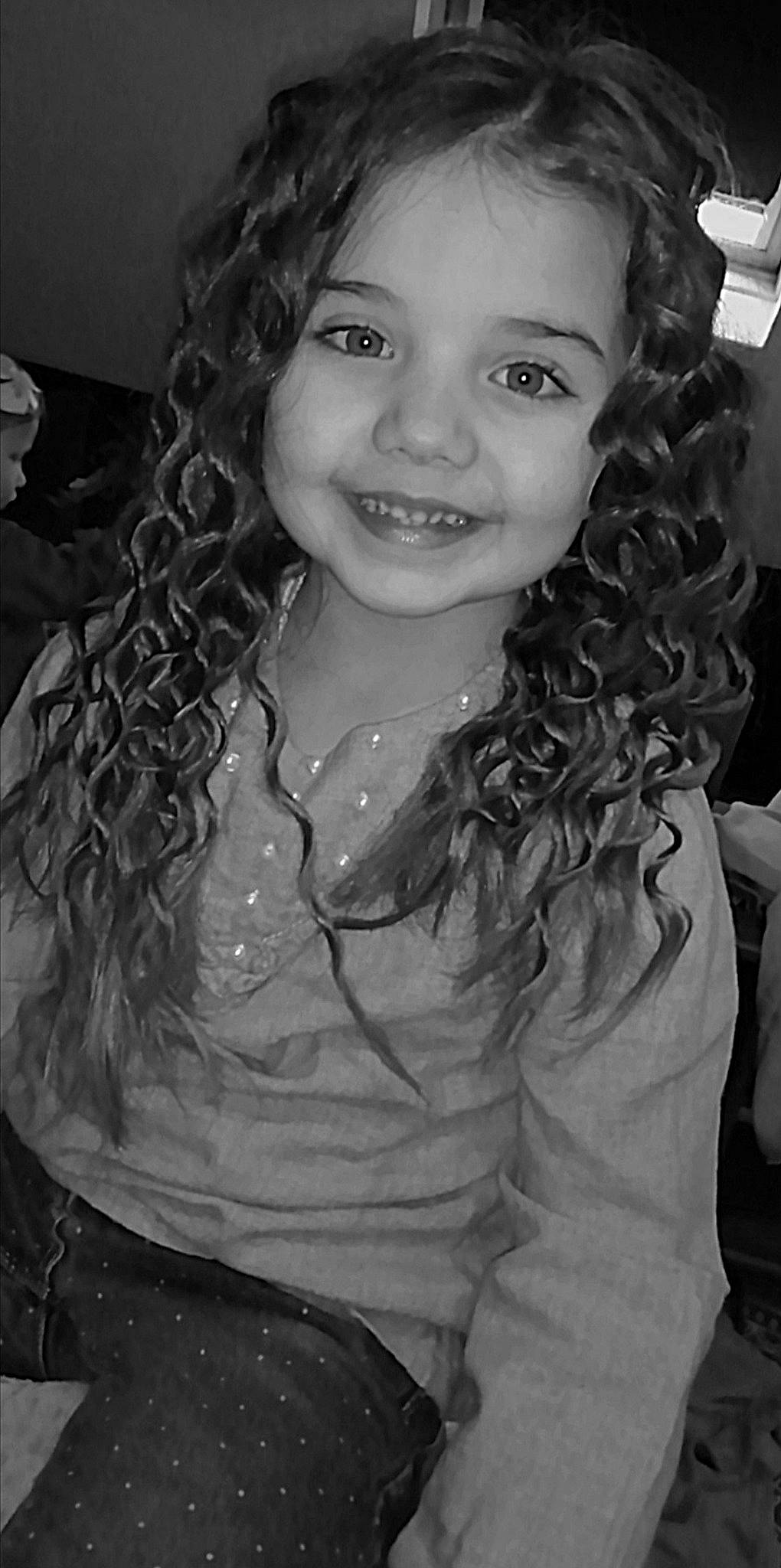 Nawell a rejoint le concours — aidez-le/la à gagner de superbes lots ! black, black_and_white, cheek, chin, eye, eyebrow, facial_expression, flash_photography, forehead, gesture, hairstyle, happy, head, human, iris, jaw, joy, lip, nose, person