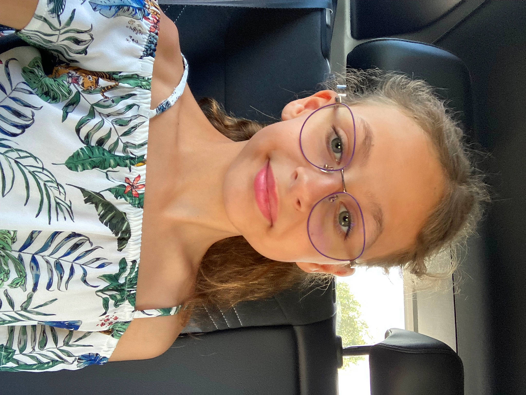 Louna a rejoint le concours — aidez-le/la à gagner de superbes lots ! black_hair, child, chin, cool, eyebrow, eyelash, eyewear, flash_photography, glasses, happy, human, joint, joy, mouth, neck, person, shoulder, skin, sleeve, smile