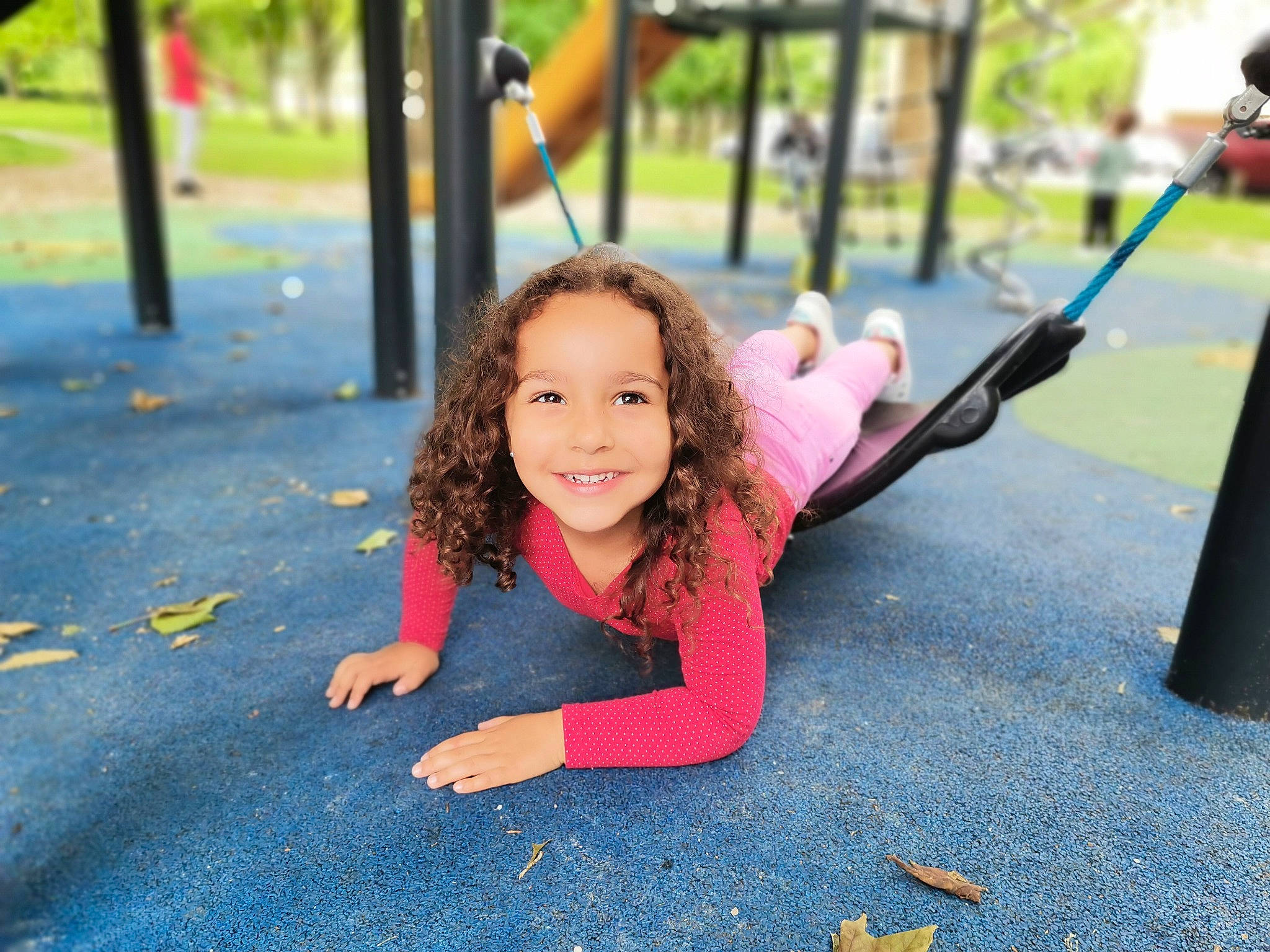 Allyne a rejoint le concours — aidez-le/la à gagner de superbes lots ! asphalt, beauty, child, city, fun, grass, happy, jacket, joy, leisure, morning, outdoor_play_equipment, person, plant, playground, recreation, road_surface, smile, swing, toddler