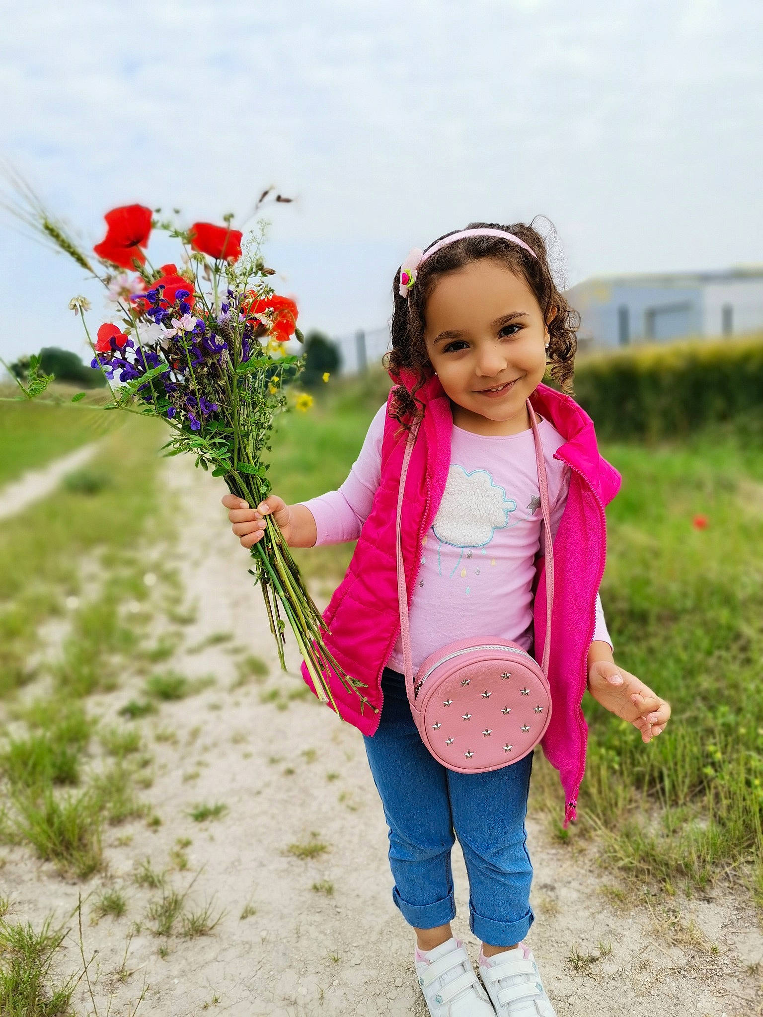 Allyne a rejoint le concours — aidez-le/la à gagner de superbes lots ! clothing, flower, fun, grass, grass_family, grassland, happy, joy, leaf, leisure, magenta, nature, people_in_nature, person, plant, recreation, sky, smile, sneakers, toddler