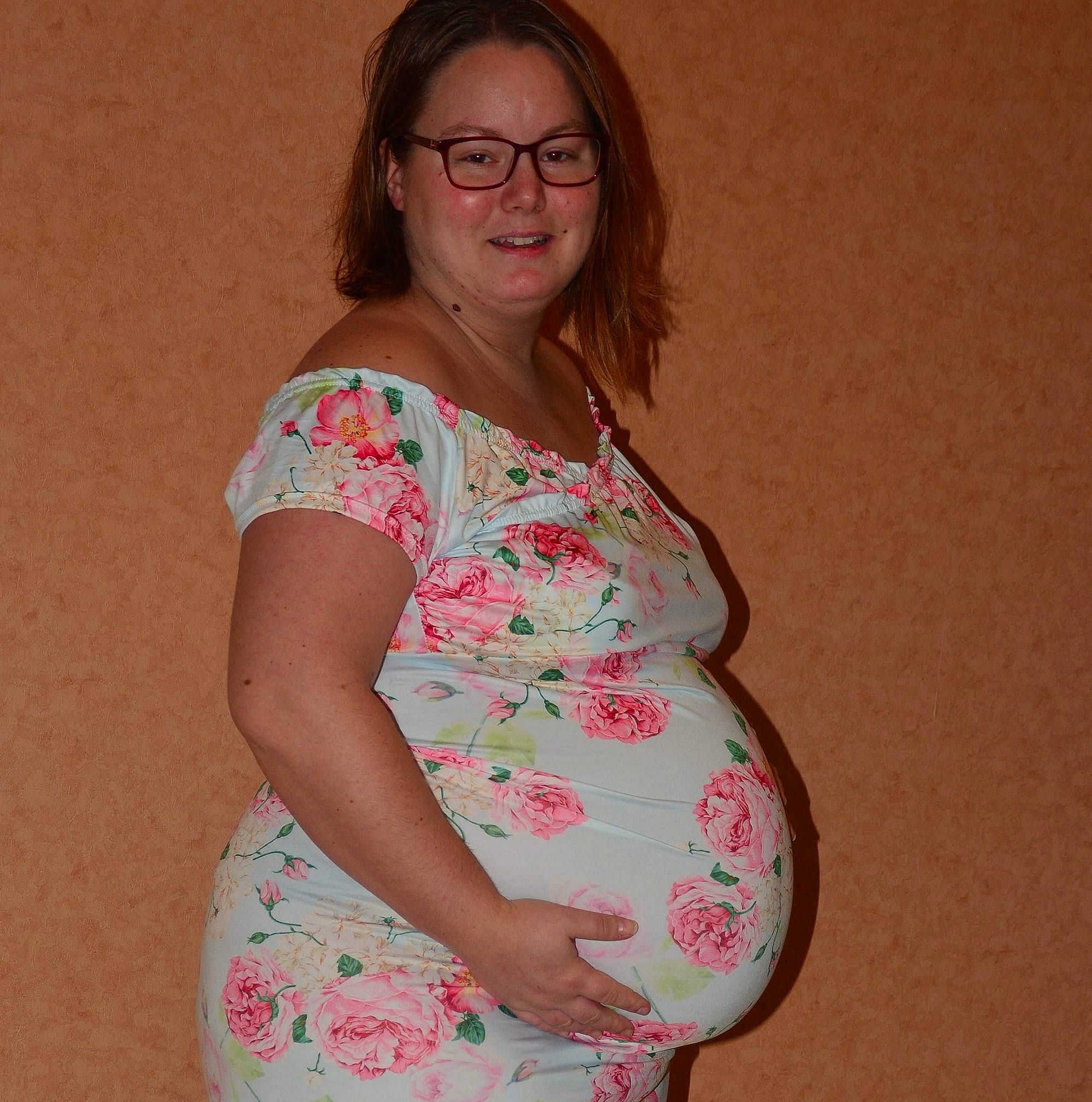 Fanny a rejoint le concours — aidez-le/la à gagner de superbes lots ! joy, neck, peach, person, pink, shoulder