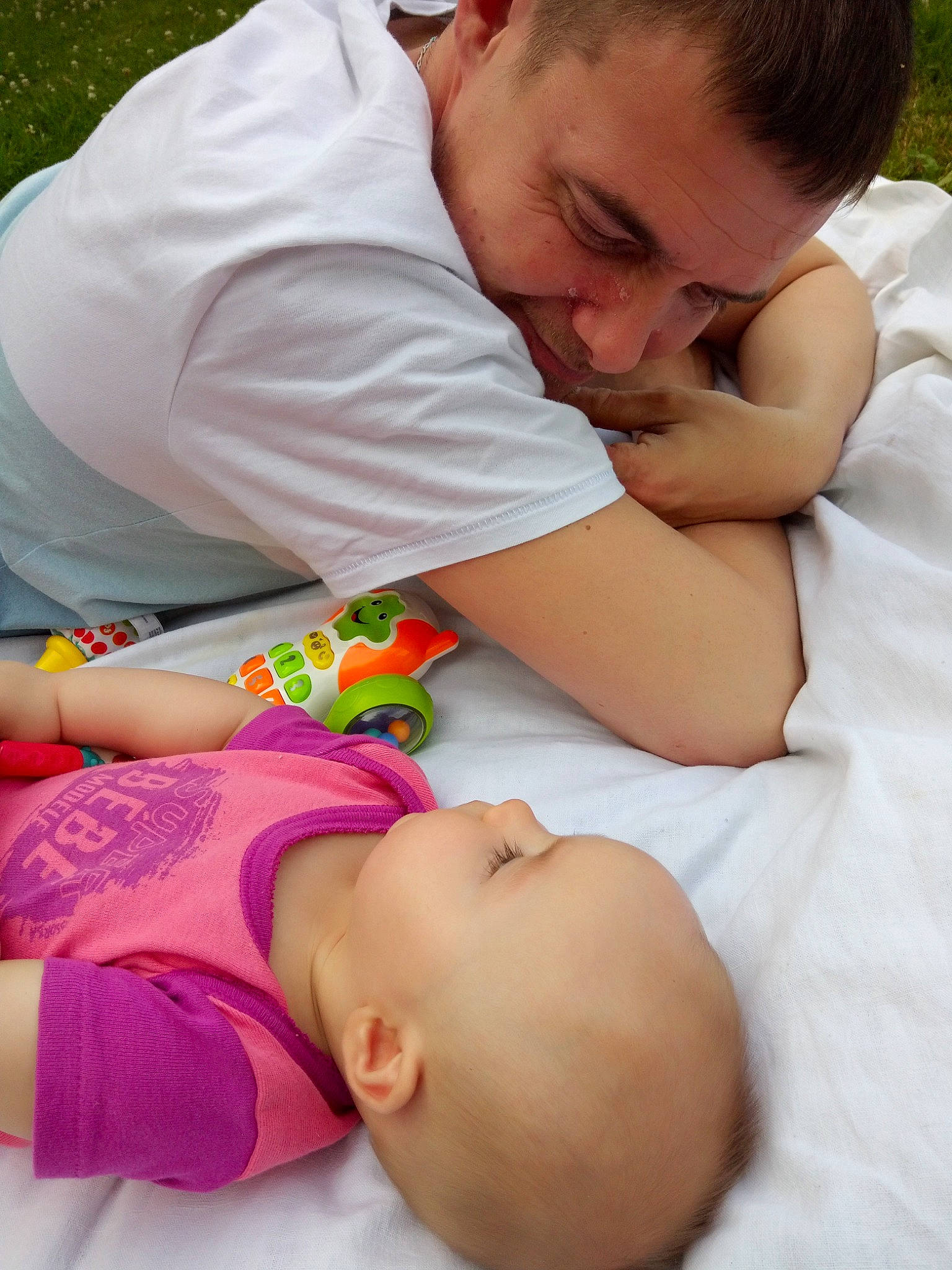 Fanny participe au concours pour gagner de l'argent avec cette photo : baby, birth, child, father, joy, mother, nap, person, sleep, toddler