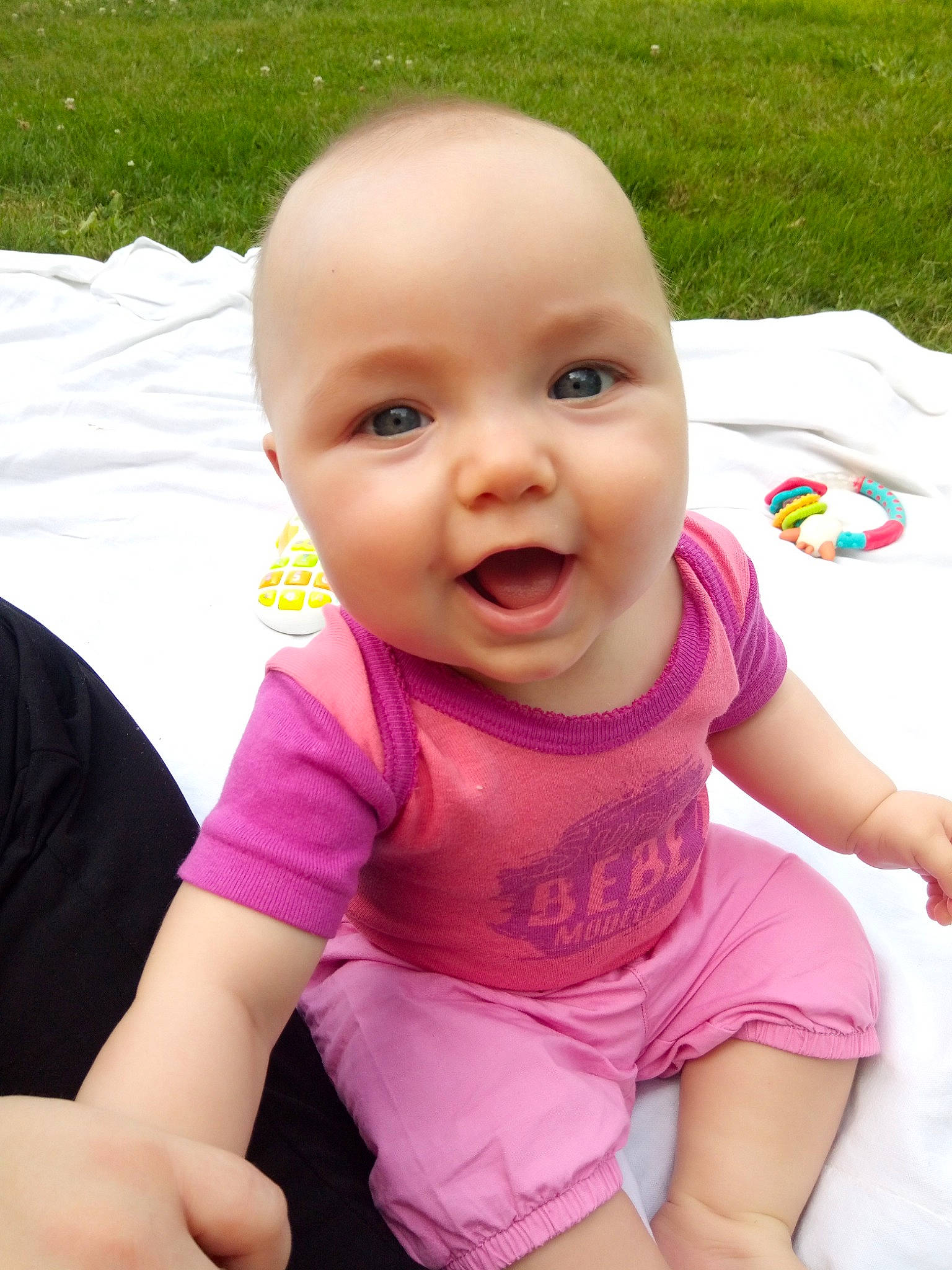 Fanny a rejoint le concours — aidez-le/la à gagner de superbes lots ! baby, baby_products, baby_toddler_clothing, cheek, child, eye, face, facial_expression, fun, grass, head, lip, mouth, nose, person, pink, skin, smile, summer, toddler