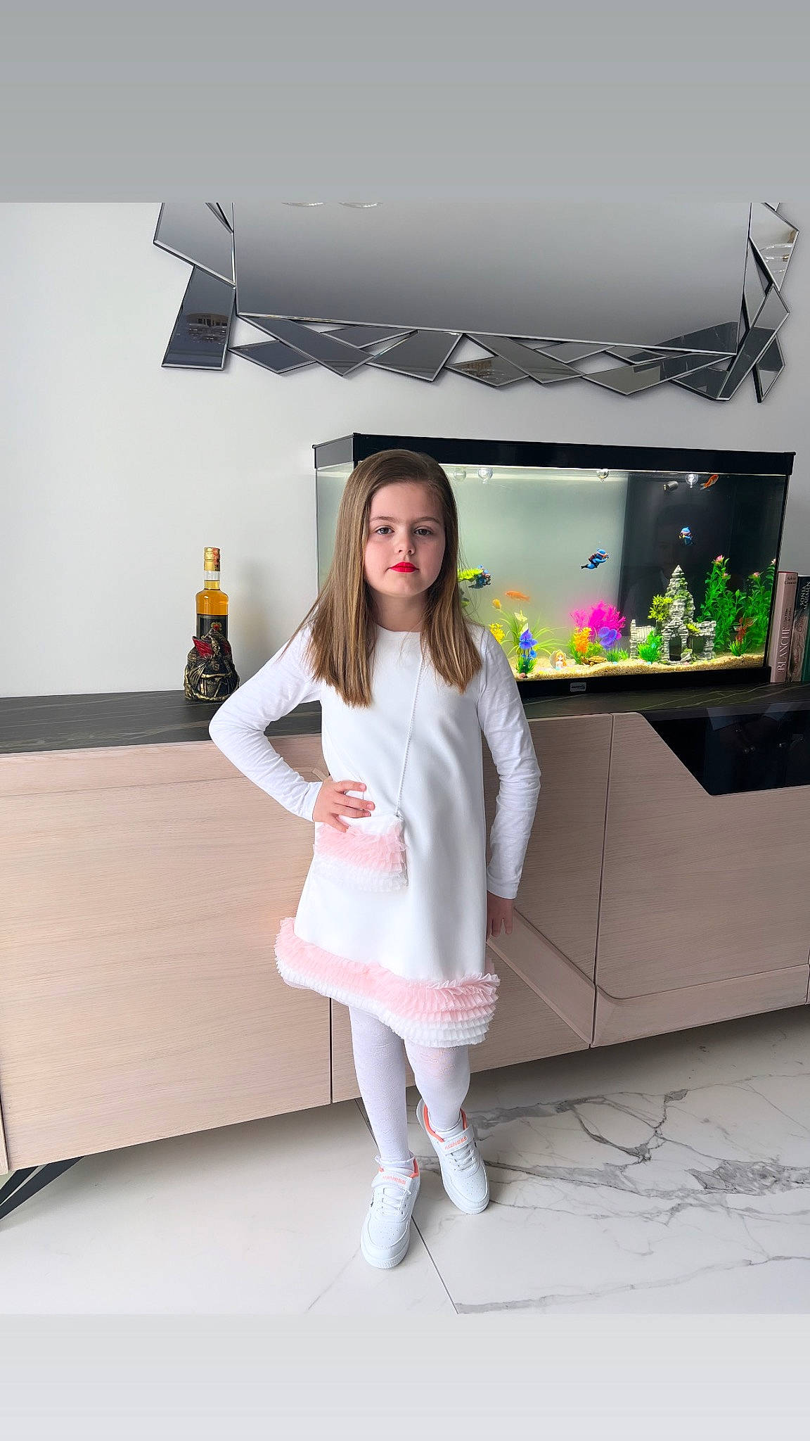 Leana participe au concours pour gagner de l'argent avec cette photo : chest_of_drawers, couch, display_device, event, fashion_accessory, fashion_design, flooring, fur, happy, home_appliance, interior_design, linens, living_room, person, product, room, sitting, sleeve, television, uniform