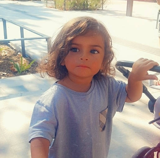 Sakina a rejoint le concours — aidez-le/la à gagner de superbes lots ! chin, cool, eyebrow, eyelash, forehead, fun, gesture, happy, iris, leisure, lip, morning, mouth, nose, person, skin, sleeve, summer, sunlight, toddler