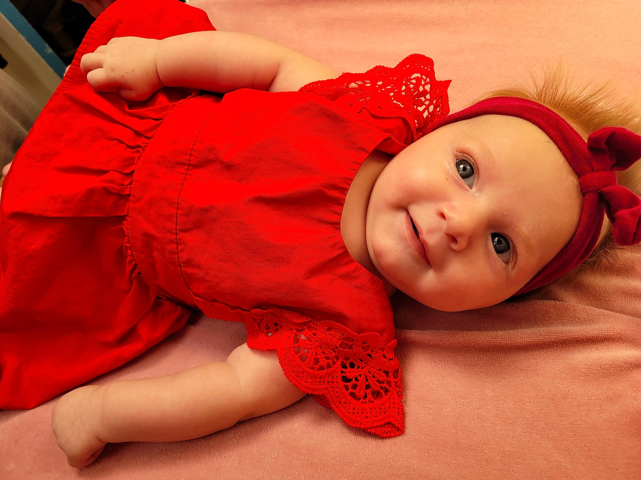 Lylou participe au concours pour gagner de l'argent avec cette photo : baby, baby_toddler_clothing, cheek, child, comfort, eye, flooring, fun, happy, headwear, human_body, human_leg, lip, mouth, person, red, skin, sleeve, smile, textile