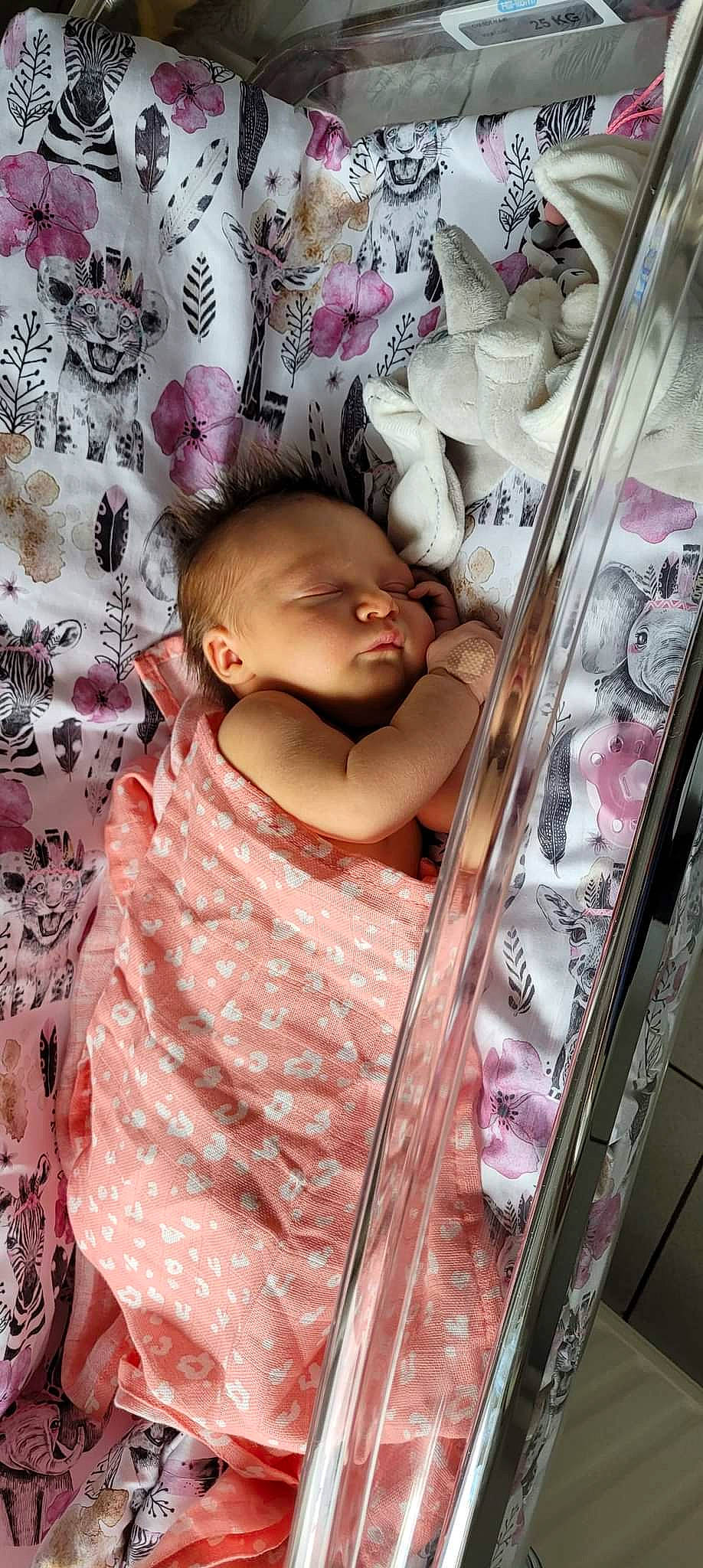 Lylou a rejoint le concours — aidez-le/la à gagner de superbes lots ! baby, baby_products, baby_toddler_clothing, bed, bed_sheet, bedding, cheek, child, comfort, flesh, linens, magenta, pattern, peach, person, pink, product, room, skin, toddler