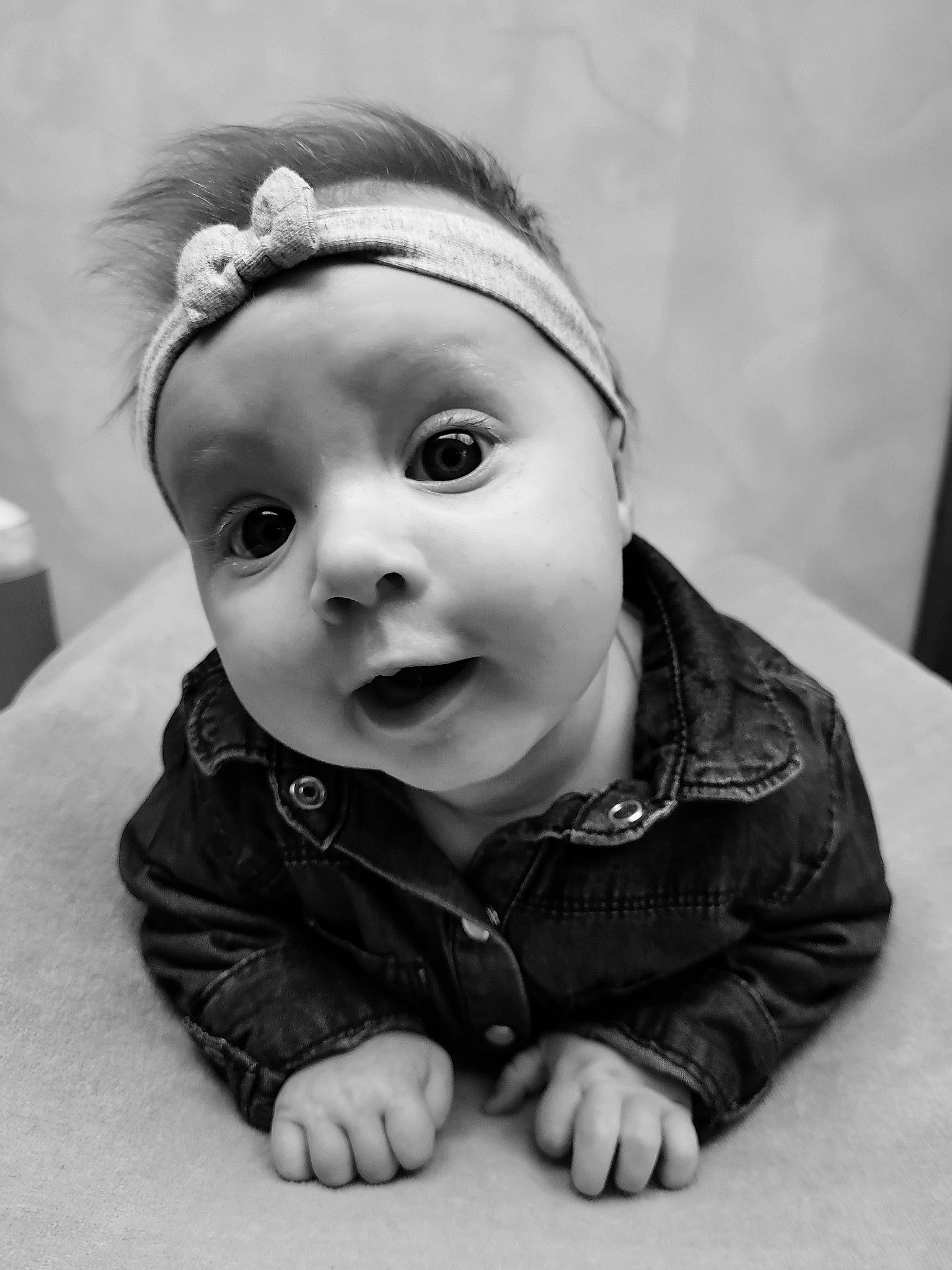 Lylou a rejoint le concours — aidez-le/la à gagner de superbes lots ! baby, baby_toddler_clothing, beauty, black_and_white, cheek, ear, eyebrow, eyelash, flash_photography, grey, happy, iris, monochrome, monochrome_photography, nose, organ, person, skin, sleeve, style