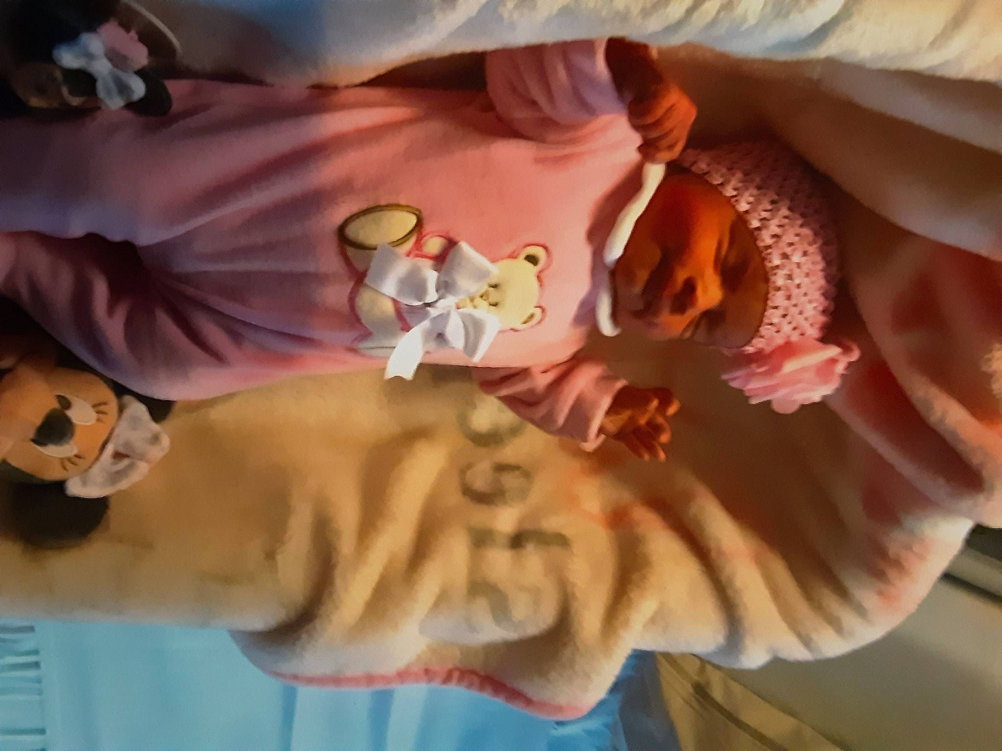 Lydie participe au concours pour gagner de l'argent avec cette photo : animation, cg_artwork, child, cool, fictional_character, finger, flesh, fun, gesture, hand, hat, linens, mouth, nail, orange, organism, peach, person, room, toy