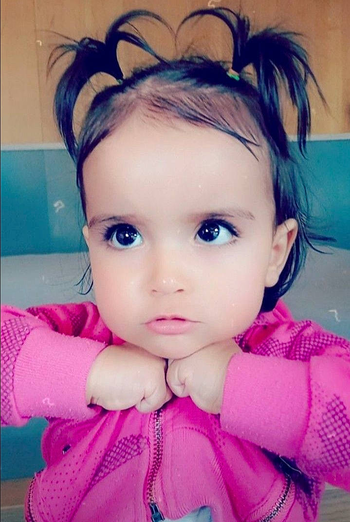 Lydie a rejoint le concours — aidez-le/la à gagner de superbes lots ! cheek, ear, eyebrow, eyelash, face, facial_expression, hand, happy, iris, jaw, lip, mouth, neck, nose, organ, person, photograph, purple, skin, sleeve