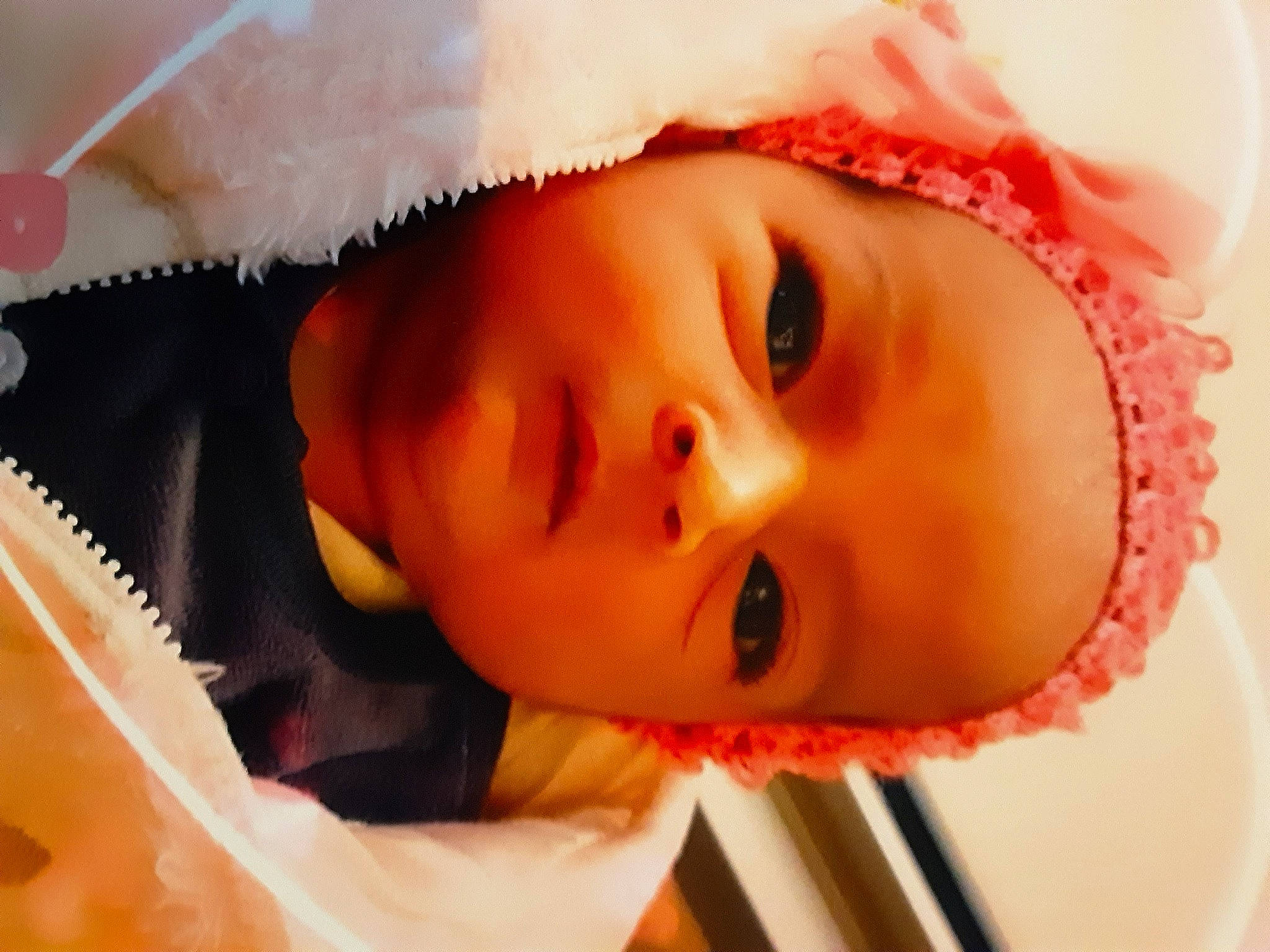 Lydie participe au concours pour gagner de l'argent avec cette photo : baby, cheek, chin, clothing, eye, eyebrow, eyelash, face, facial_expression, forehead, head, iris, lip, mouth, nose, orange, organ, person, pink, skin