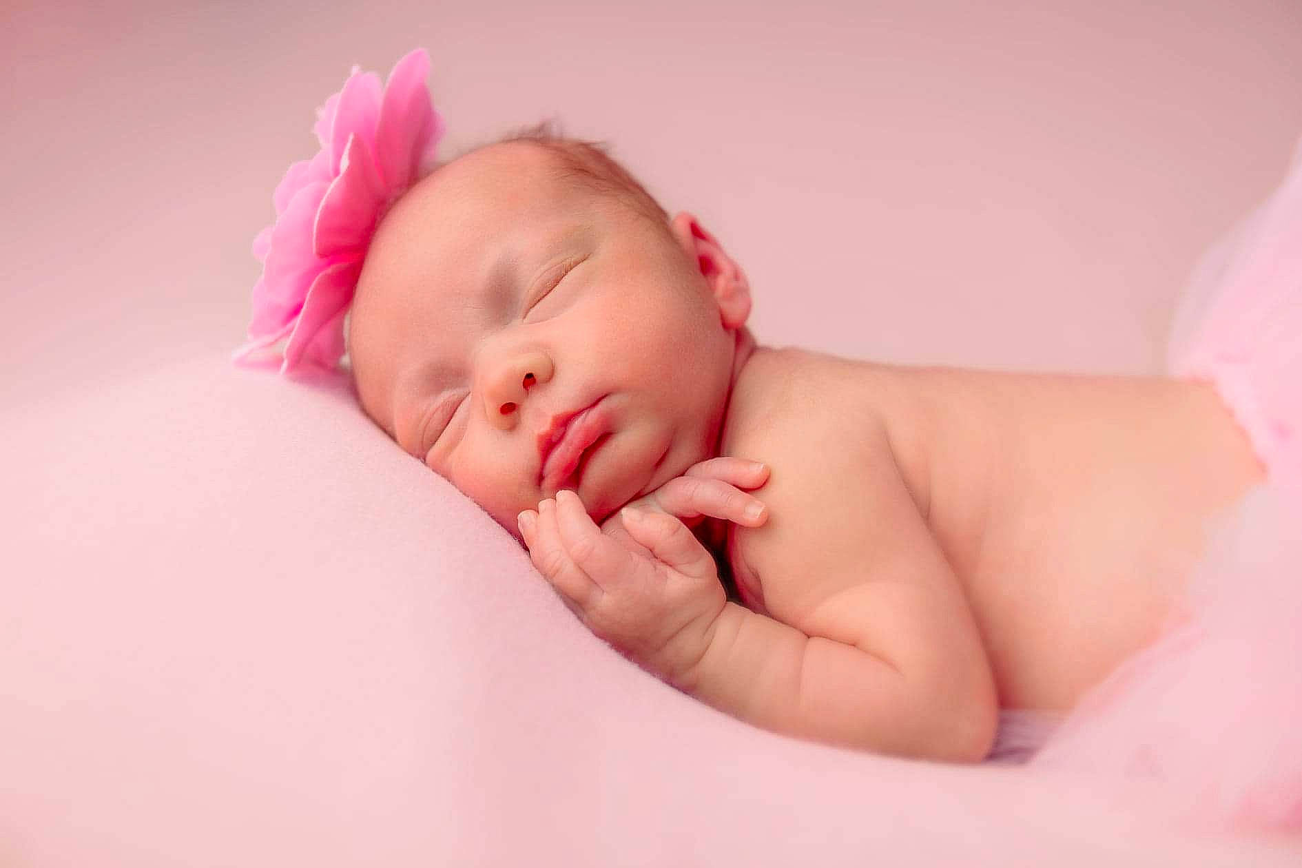 Giulia participe au concours pour gagner de l'argent avec cette photo : baby, baby_sleeping, baby_toddler_clothing, bedtime, cheek, child, comfort, eyebrow, eyelash, finger, flash_photography, happy, linens, lip, nail, person, skin, stomach, textile, thumb